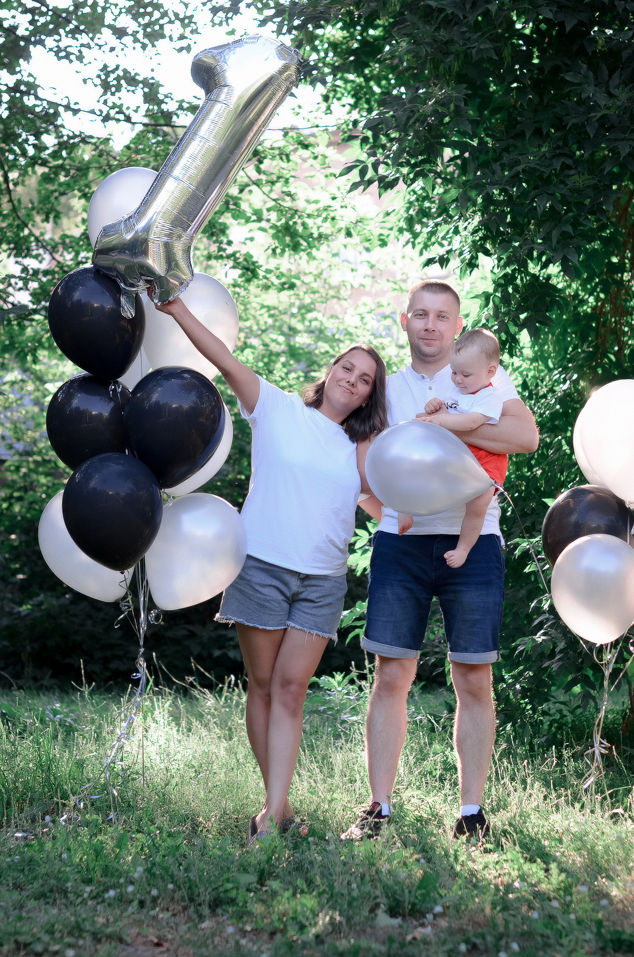 Фотосессия семейной пары на день рождения сына на улице