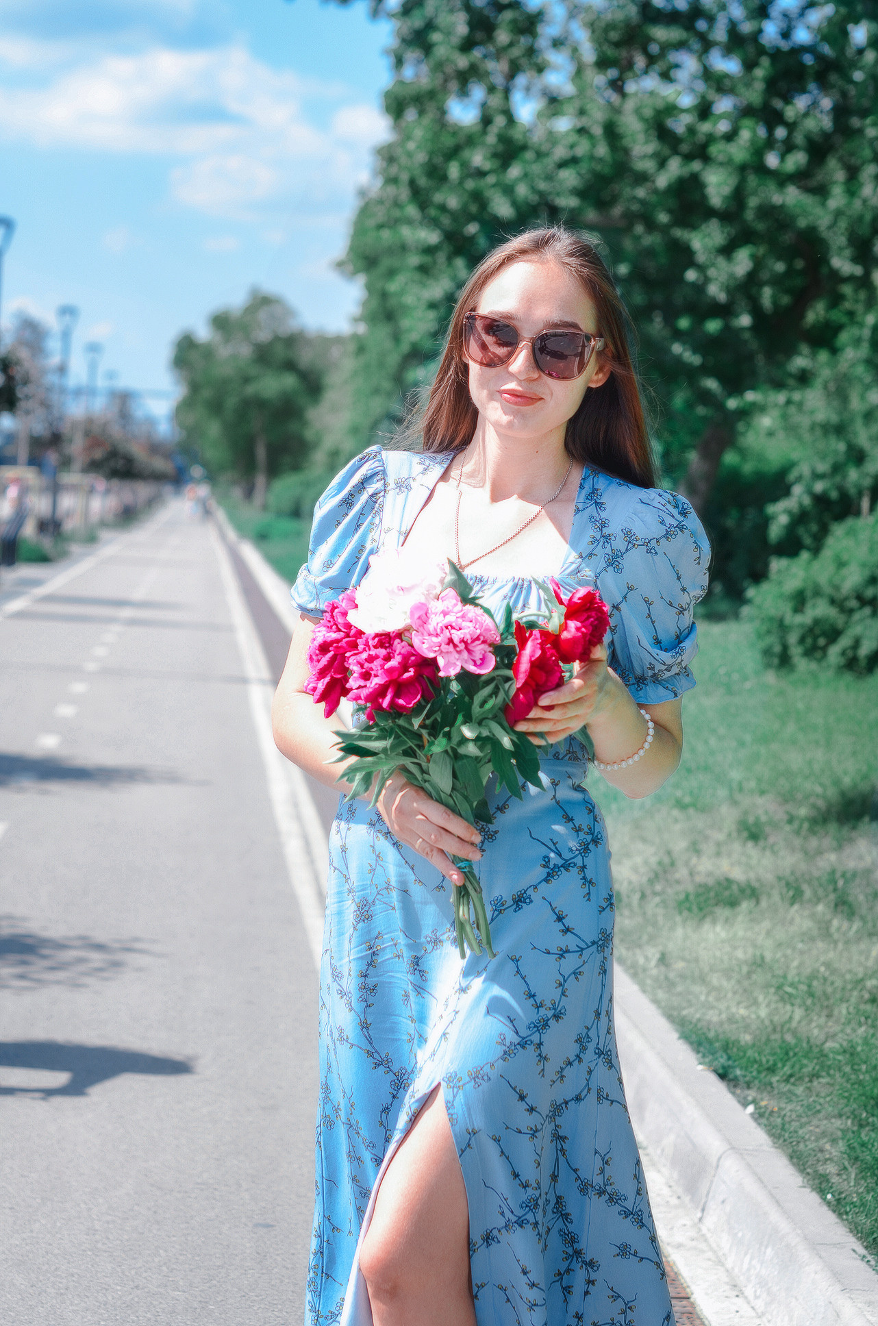 Фотосессия с букетом пионов на набережной Новосибирска
