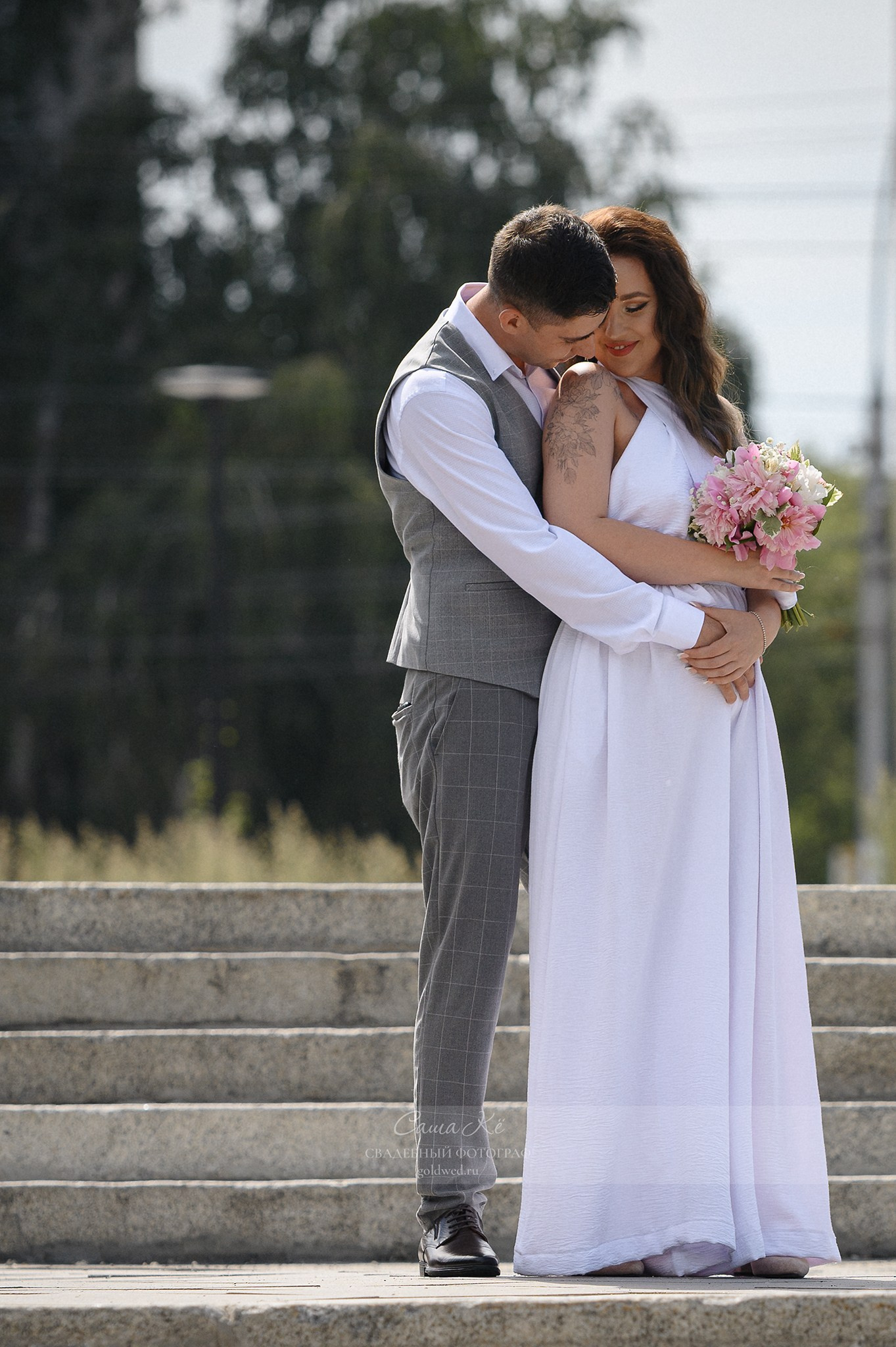 Свадебная фотосессия в Нарымском сквере Новосибирска. Свадебный и семейный, event фотограф, фоторепортаж в Новосибирске — Саша Кё