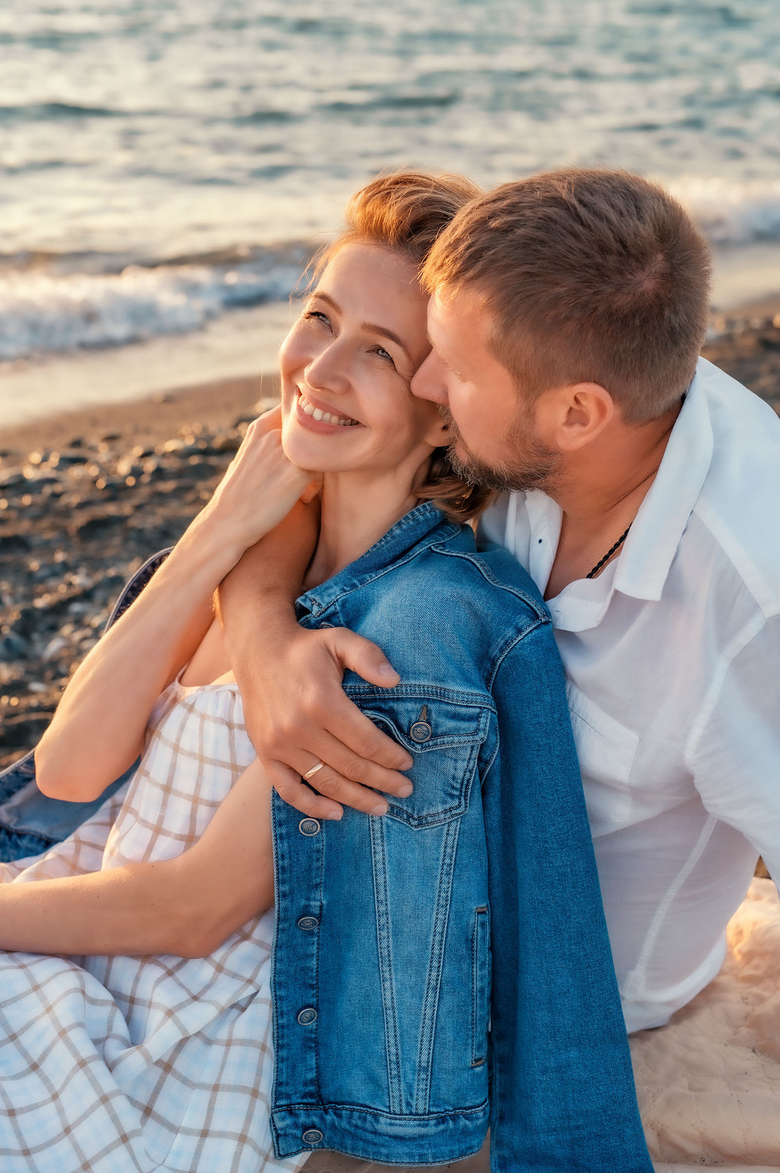 В обнимку с любимым на море