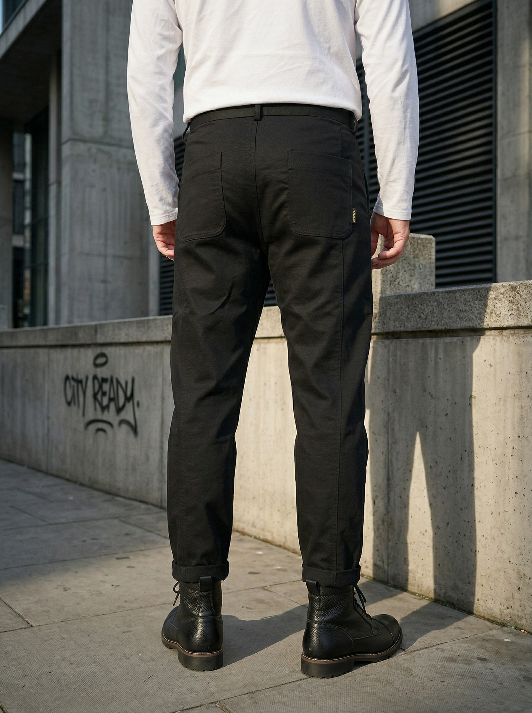 Генерация карточки товара для черных брюк на уличной локации