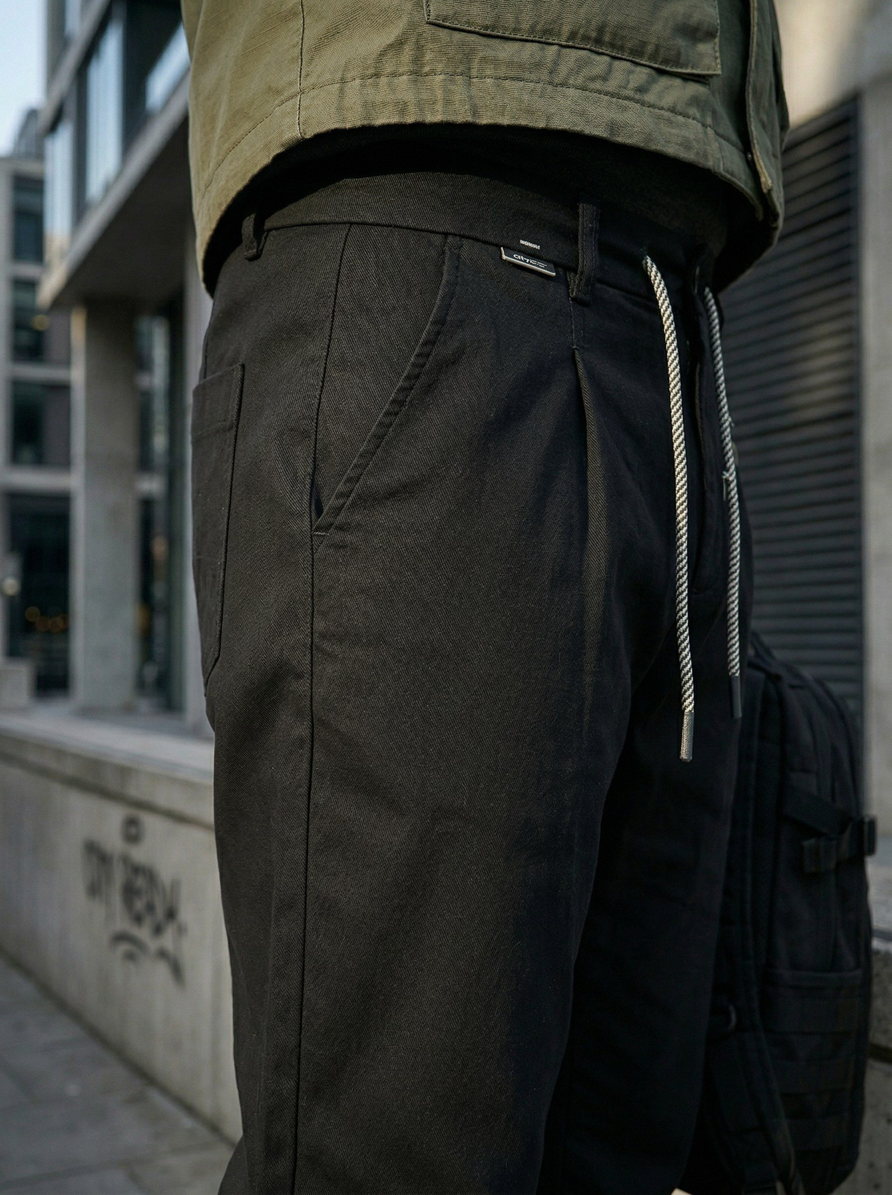 Генерация карточки товара для черных брюк на уличной локации