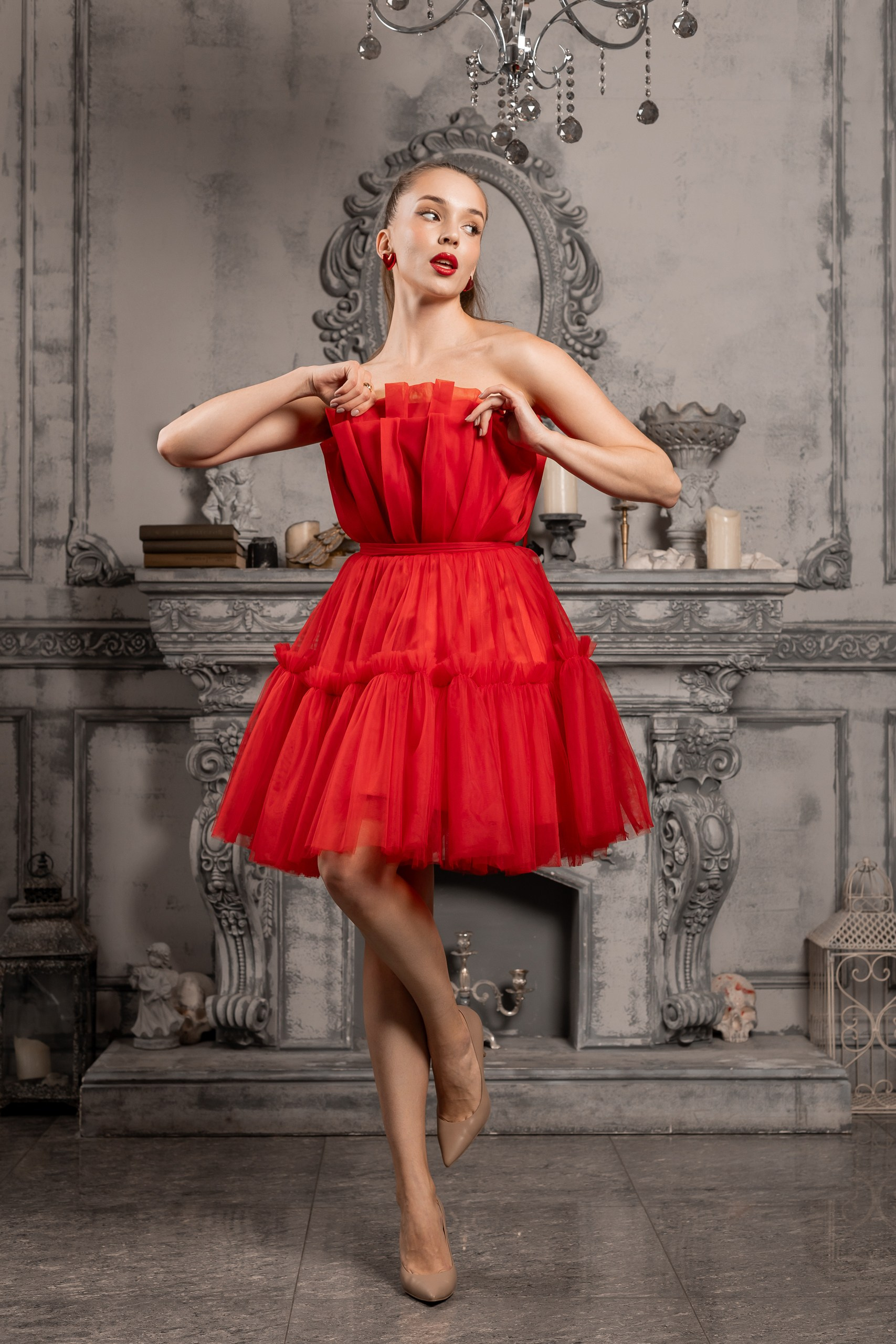 Профессиональная модель в студии перед фотографом