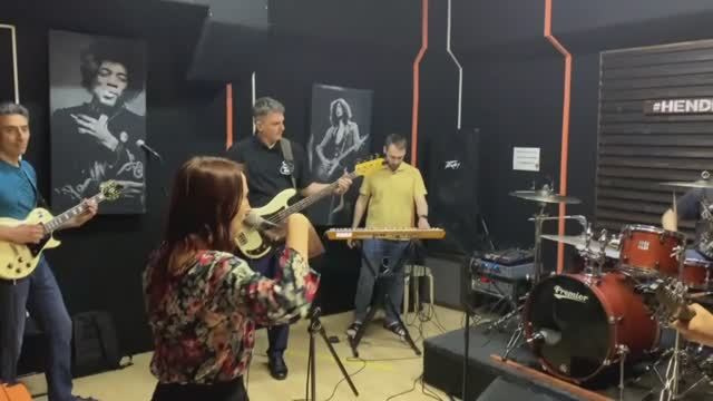 Видео. Московская кавер-группа BankBand