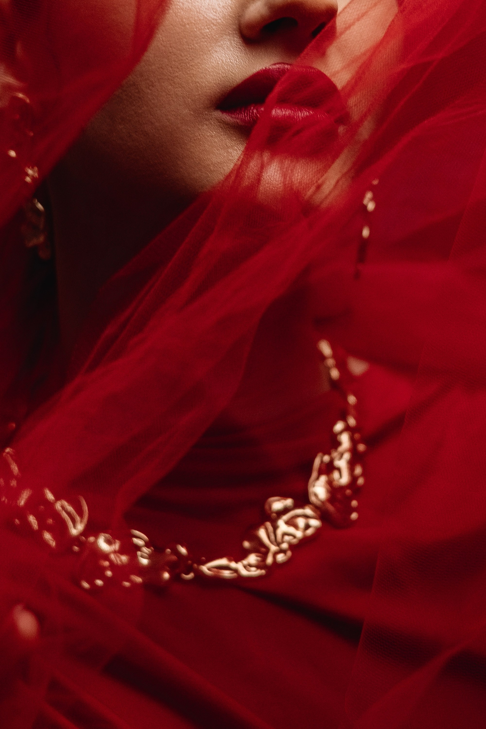 Атмосферный женский портрет в красных тонах