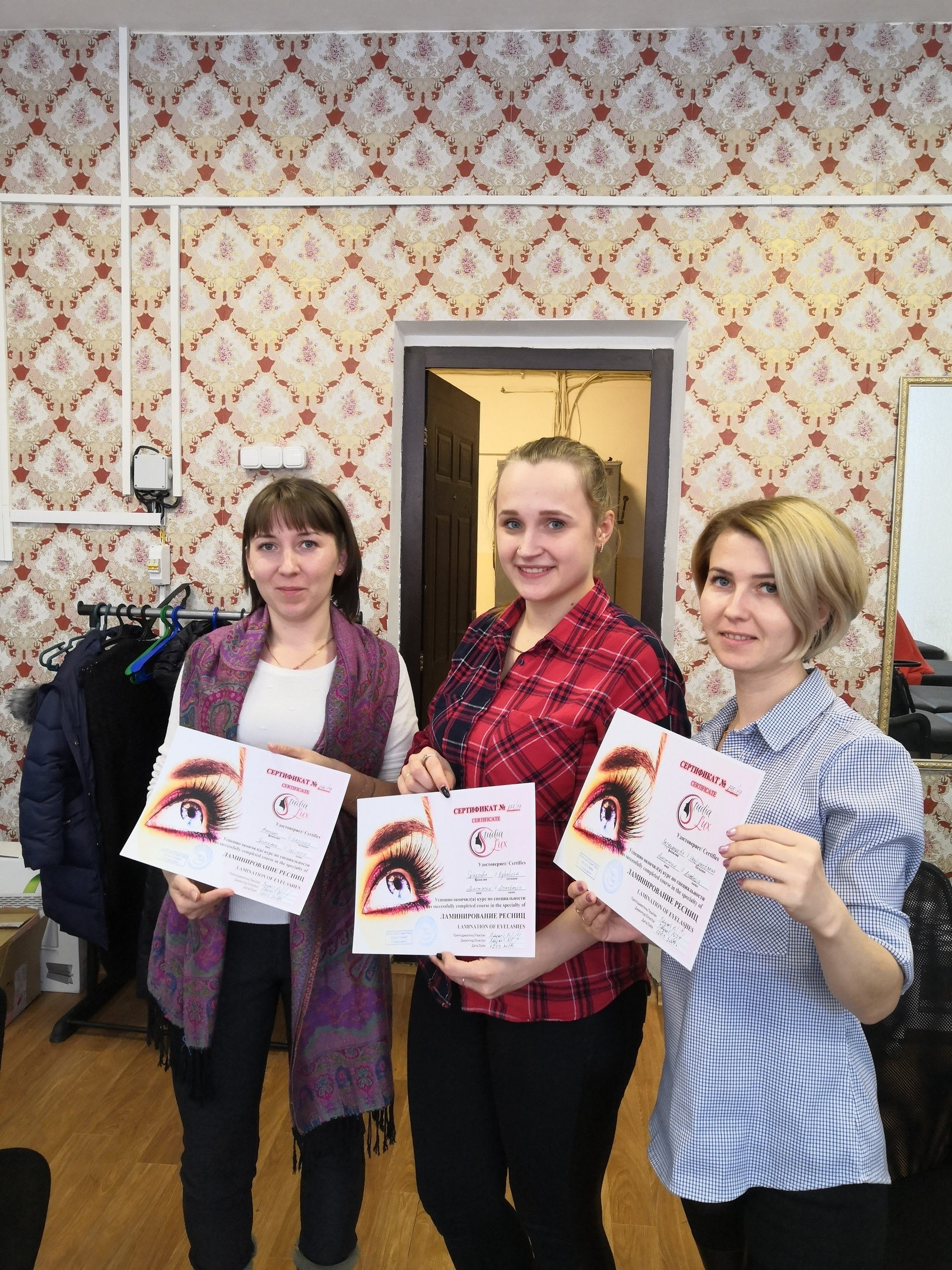 Выпускники студии Люкс. Курсы маникюра и наращивания ресниц в Томске