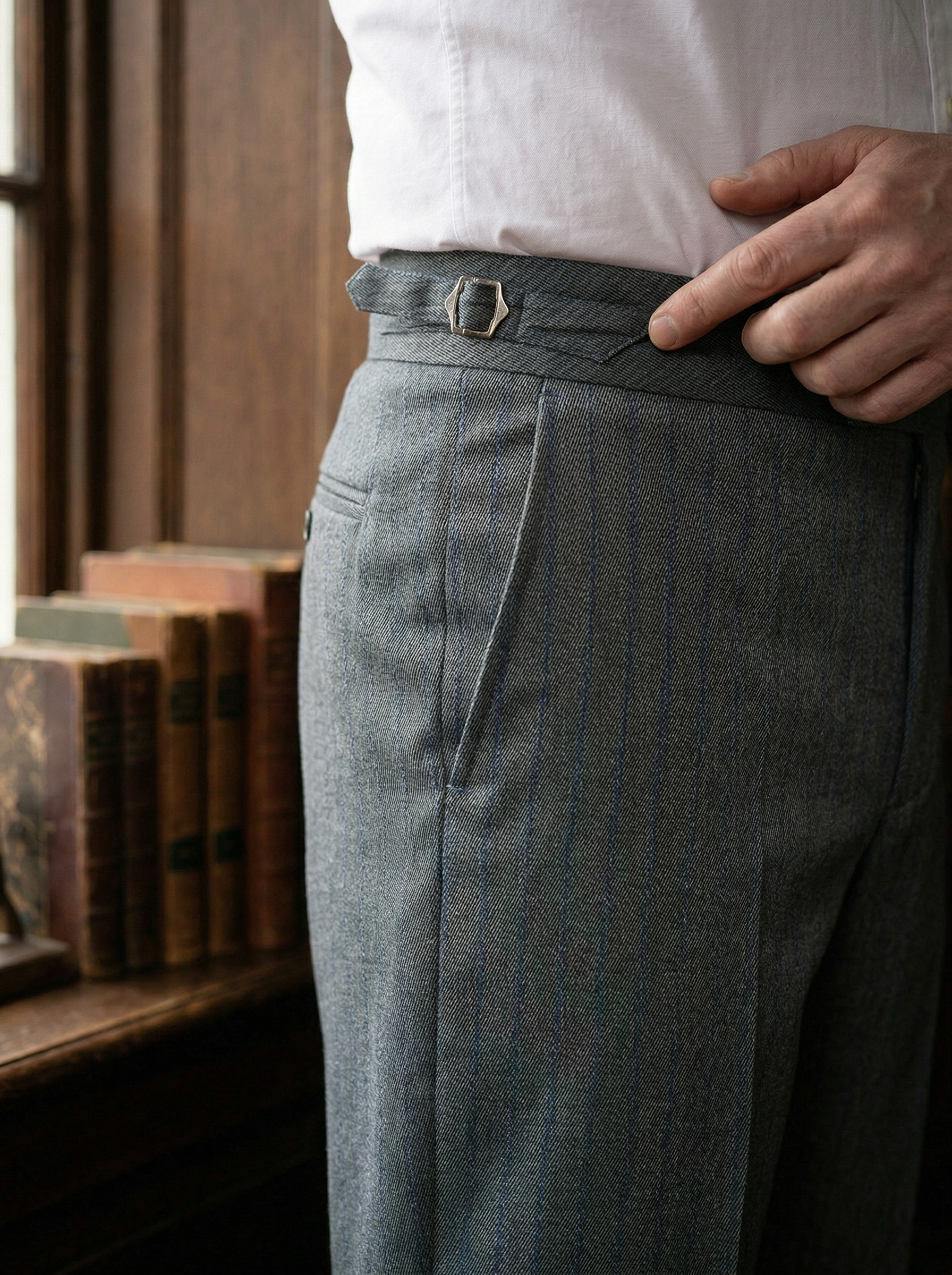 Генерация фото в интерьере для серых брюк