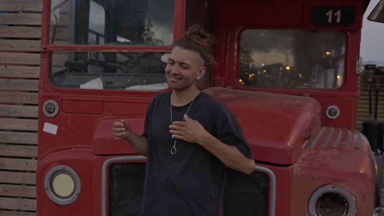 Video. Professional photographer Cristina