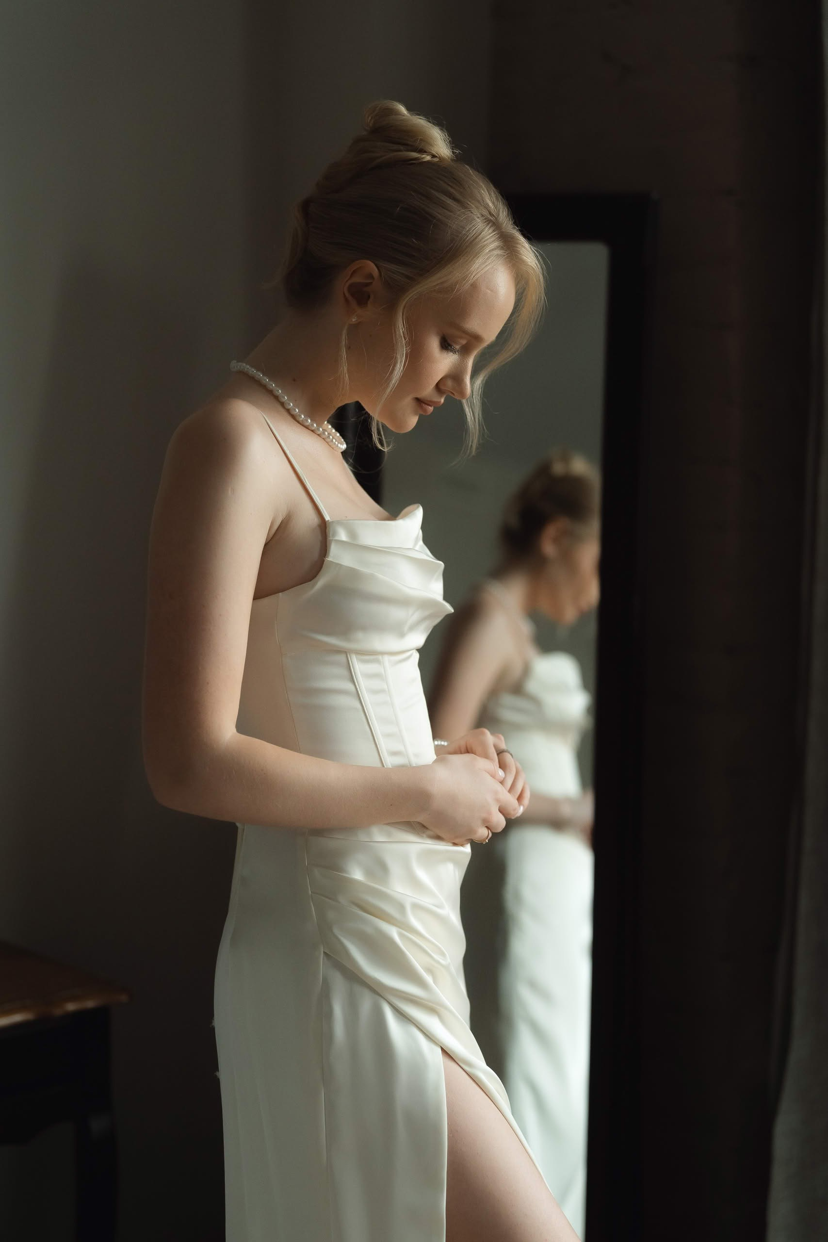 утро невесты невеста у зеркала в платье сборы невесты естественный свет