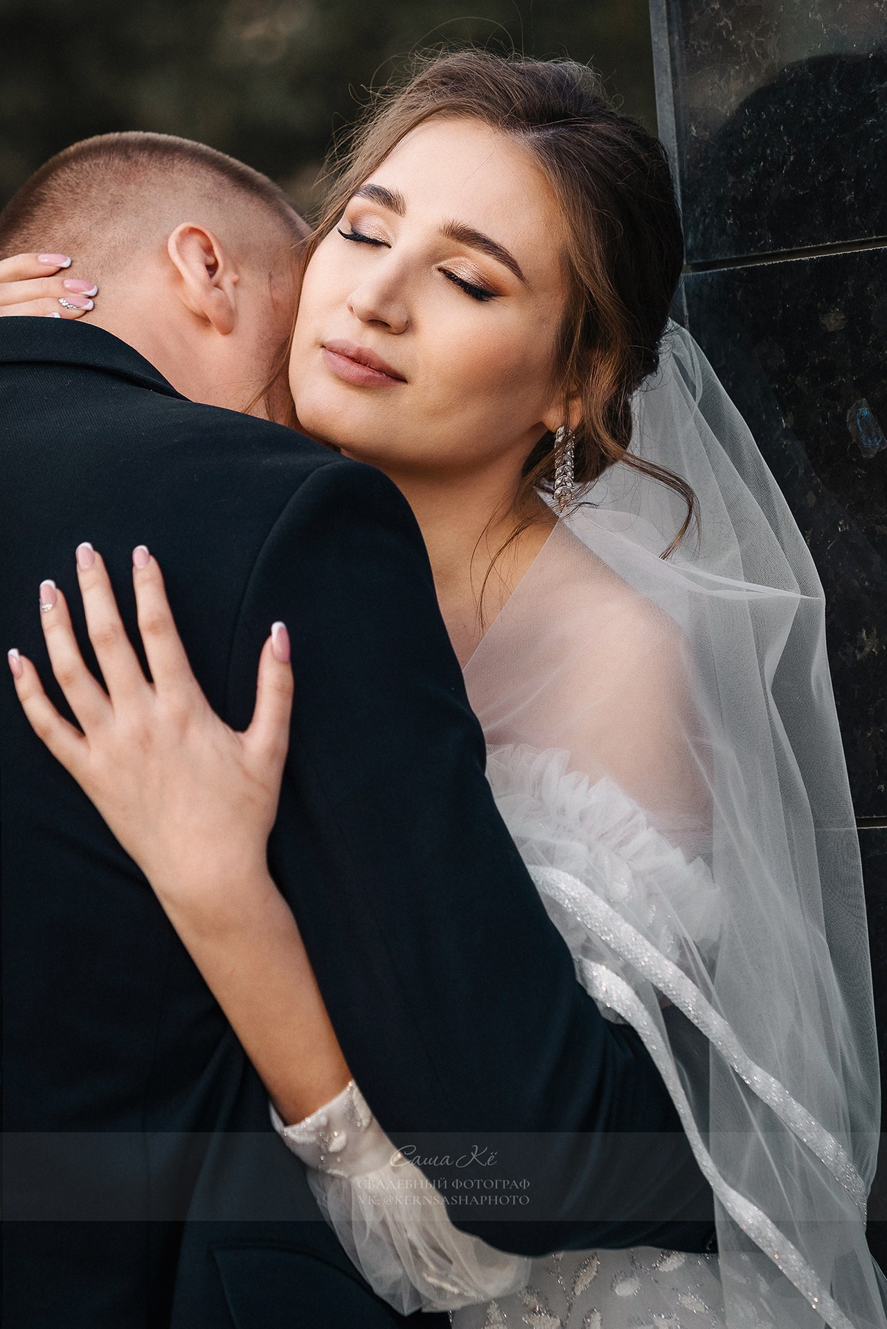 Свадебные фотосессии в Академгородке дарят особенный уют. Забронируйте съемку, чтобы уловить атмосферу зелени и истории в ваших кадрах.