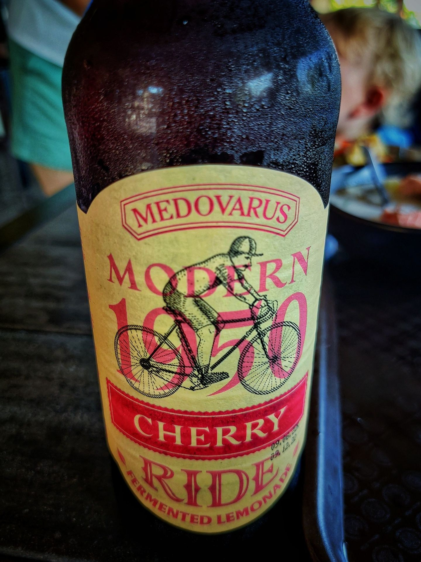 Холодный лимонад со вкусом вишни в стеклянной бутылке