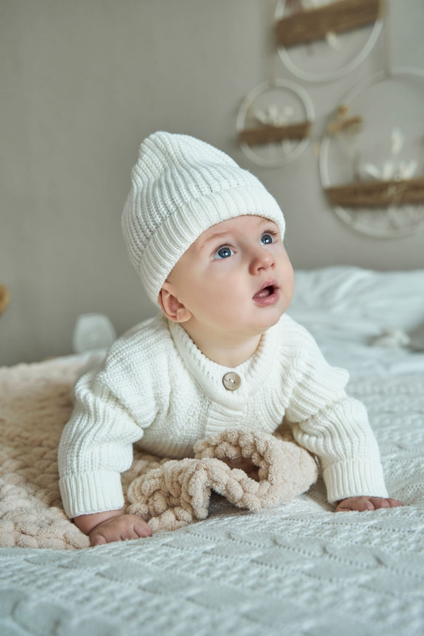 Предметная съемка детских товаров на фоне пастельных оттенков, создавая нежный и уютный образ.