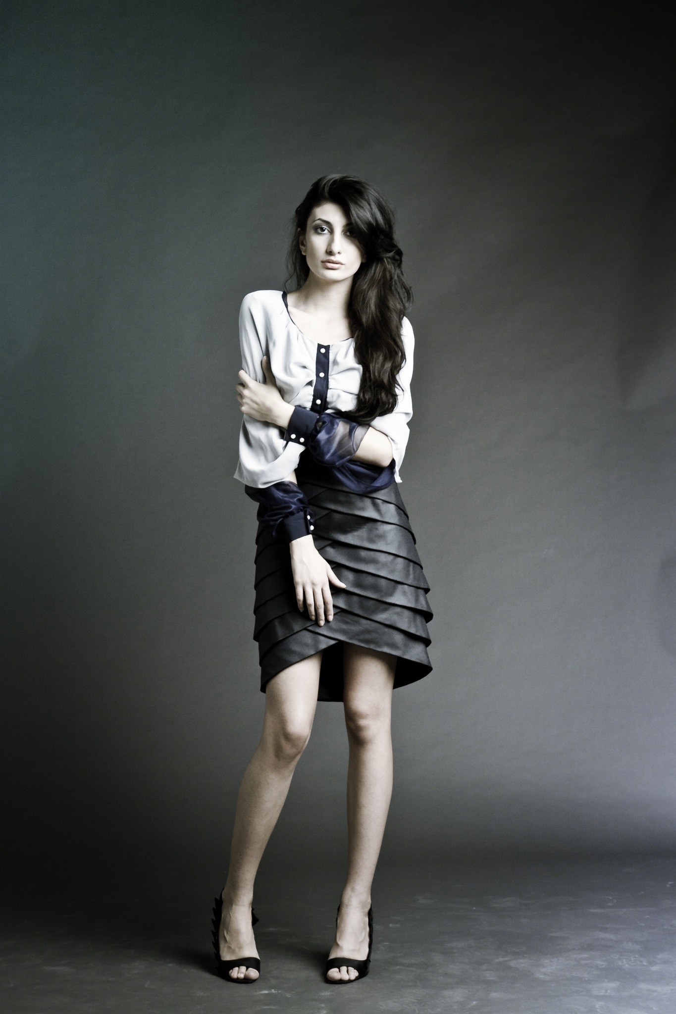 Модель Зара участвует в студийной фотосессии для студентов