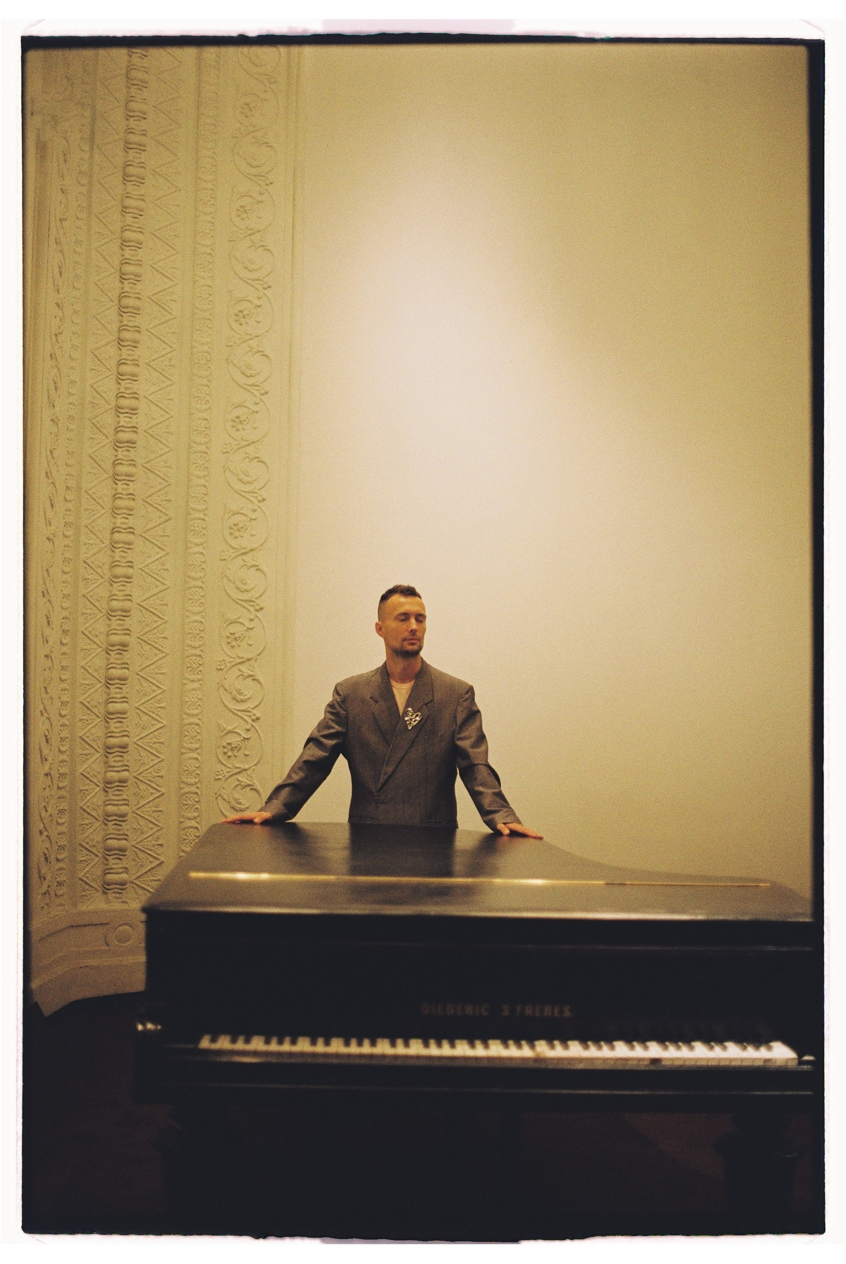 Ведущий Никита Шляндин