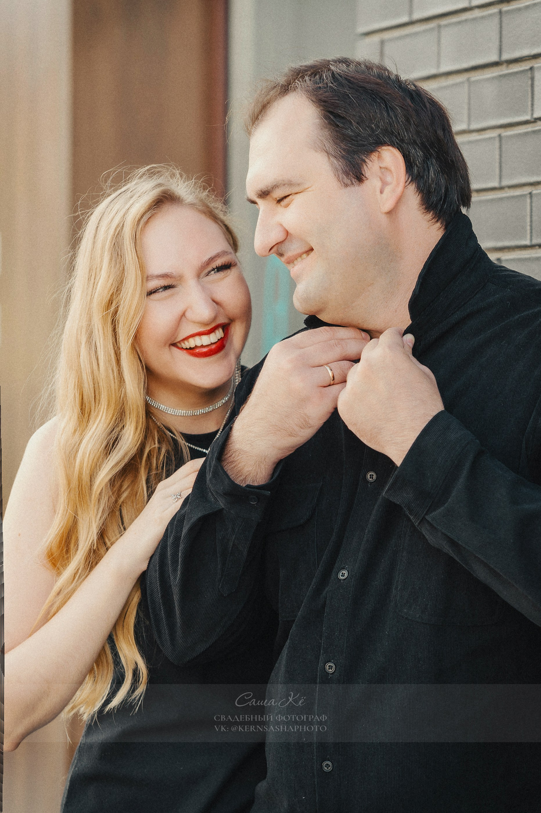 Невеста в свадебном платье смотрит в глаза жениху