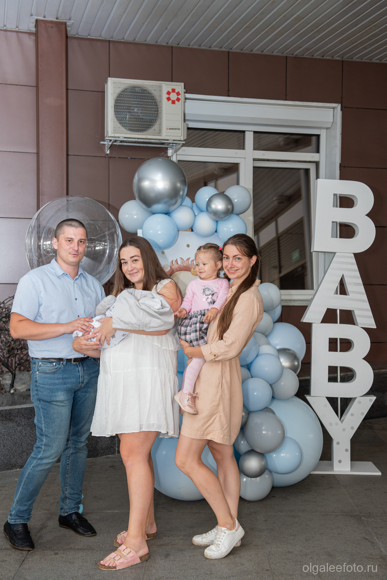 Выписка из родильного дома мама папа и малыши. Ольга Ли свадебный семейный фотограф Иркутск