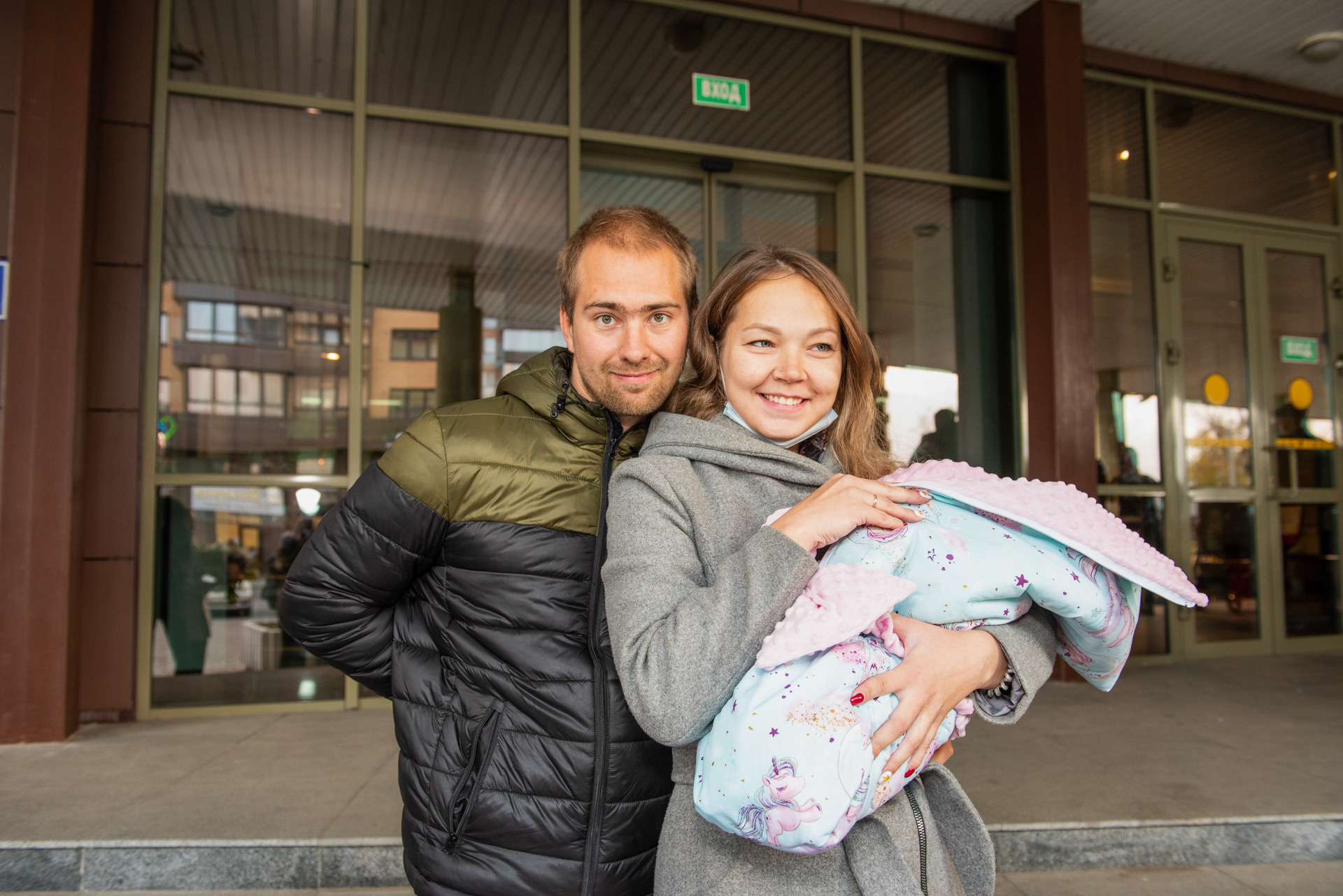 Выписка из родильного дома мама папа и малыши. Ольга Ли свадебный семейный фотограф Иркутск
