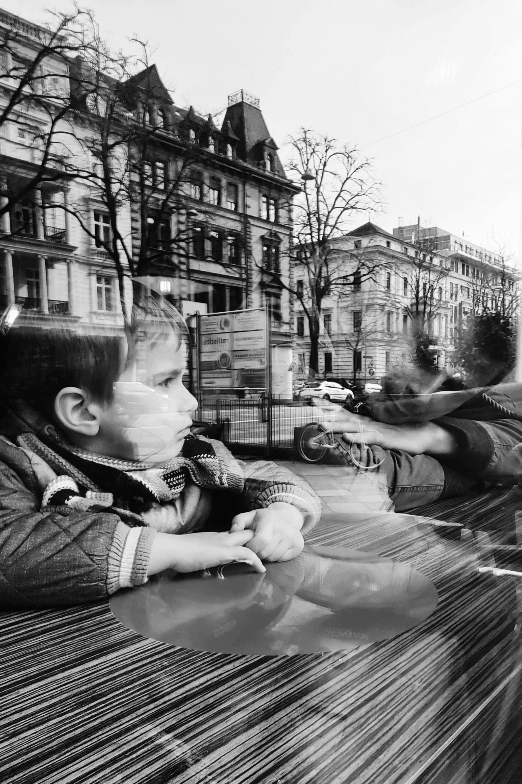 Портрет отца и сына отражающихся в витрине