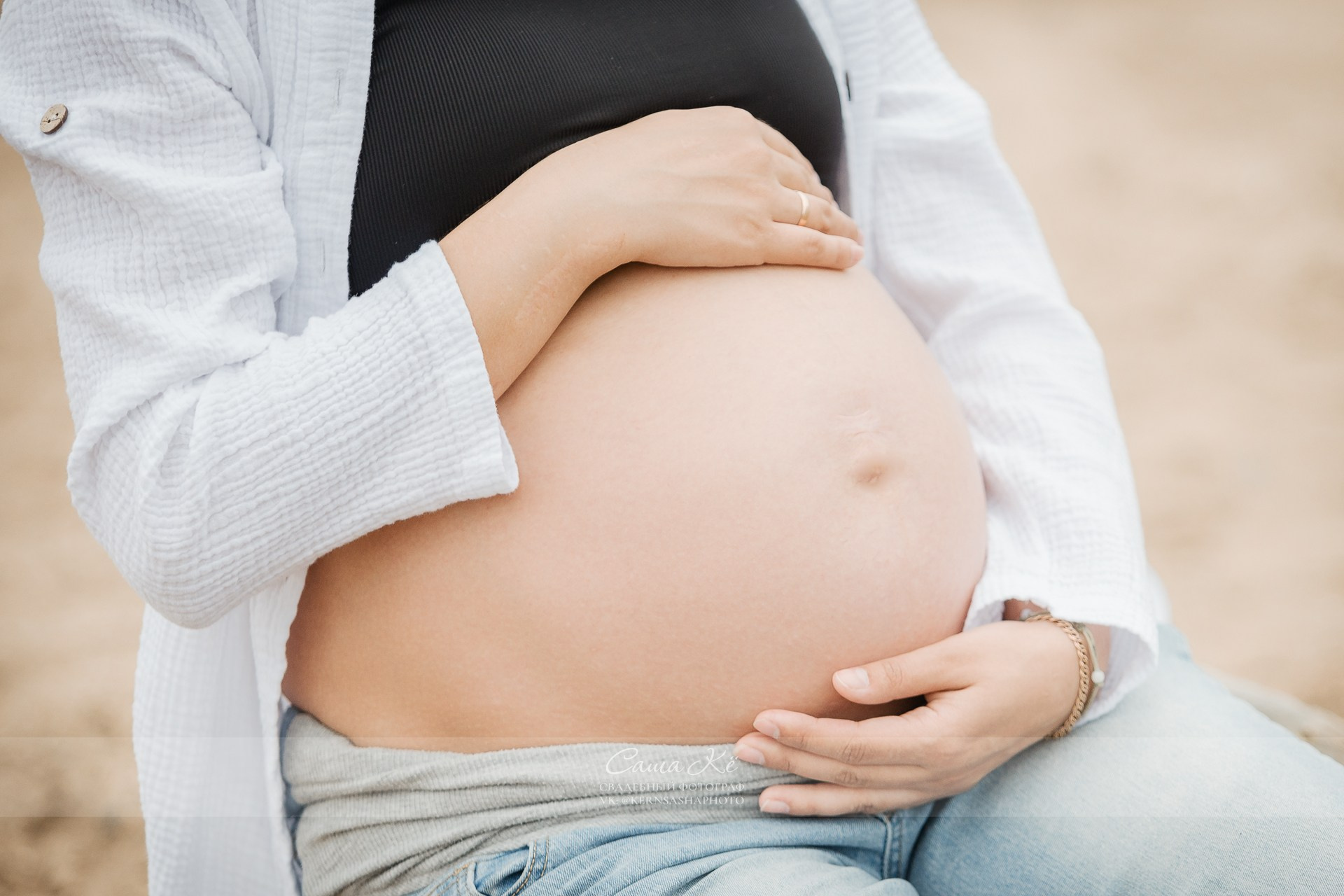 Беременная девушка на берегу озера, семейная фотосессия с фотографом Сашей Кё в Новосибирске.