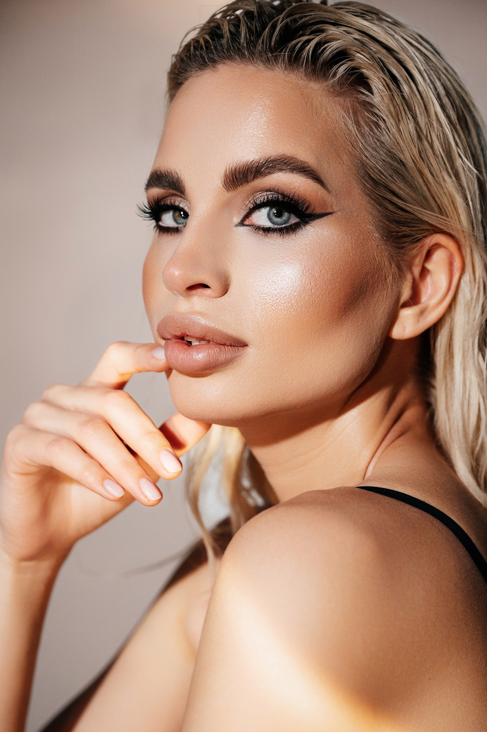 Курс «Повышение для визажистов». Свадебный визажист и стилист по прическам в Москве