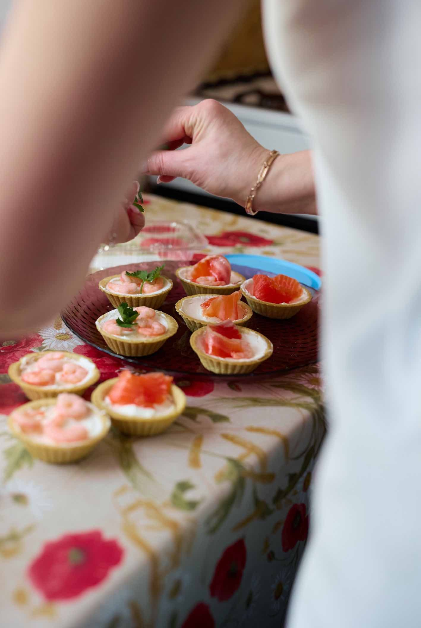 Тарталетки с креветками и красной рыбой, готовят на кухне на сборах невесты