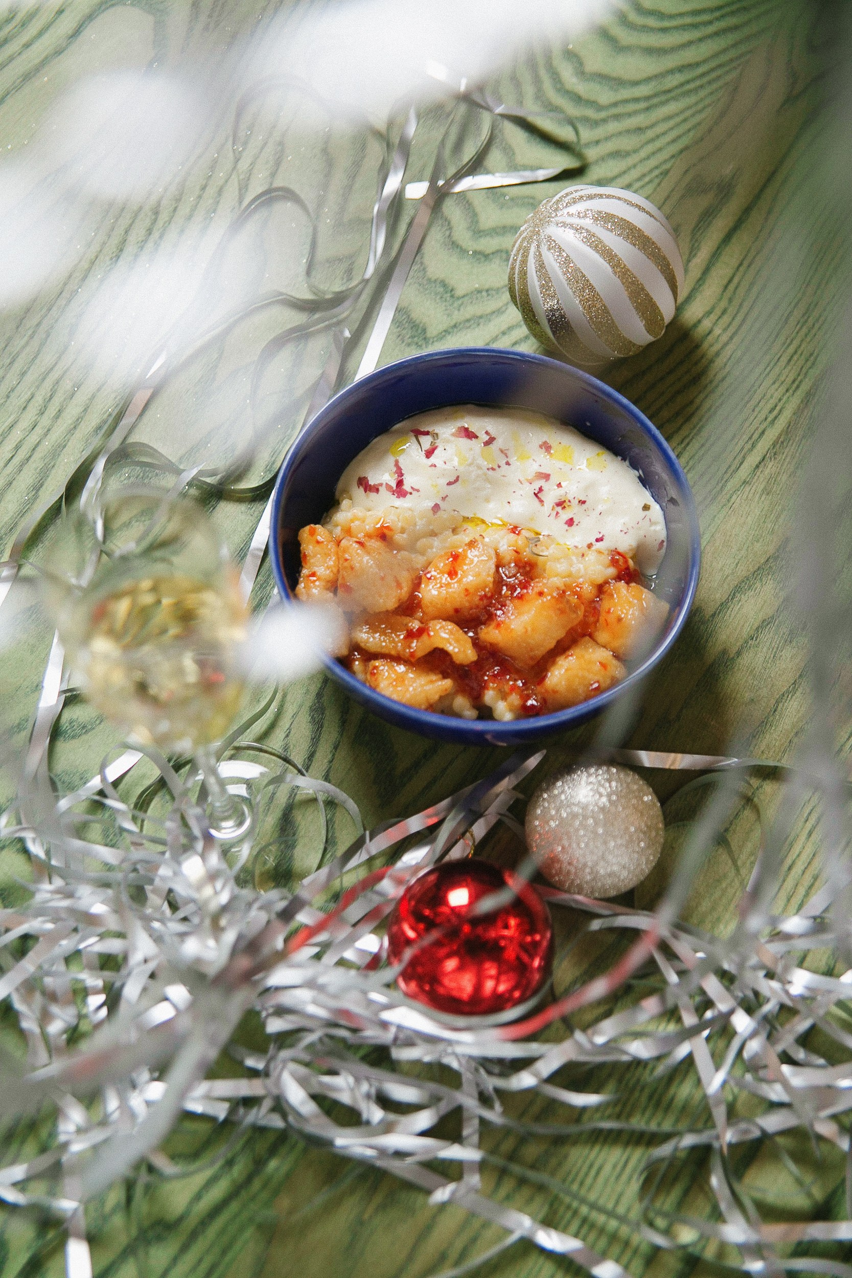 Крупный план тарелки с яркими блюдами — фуд-фотография для меню и доставки