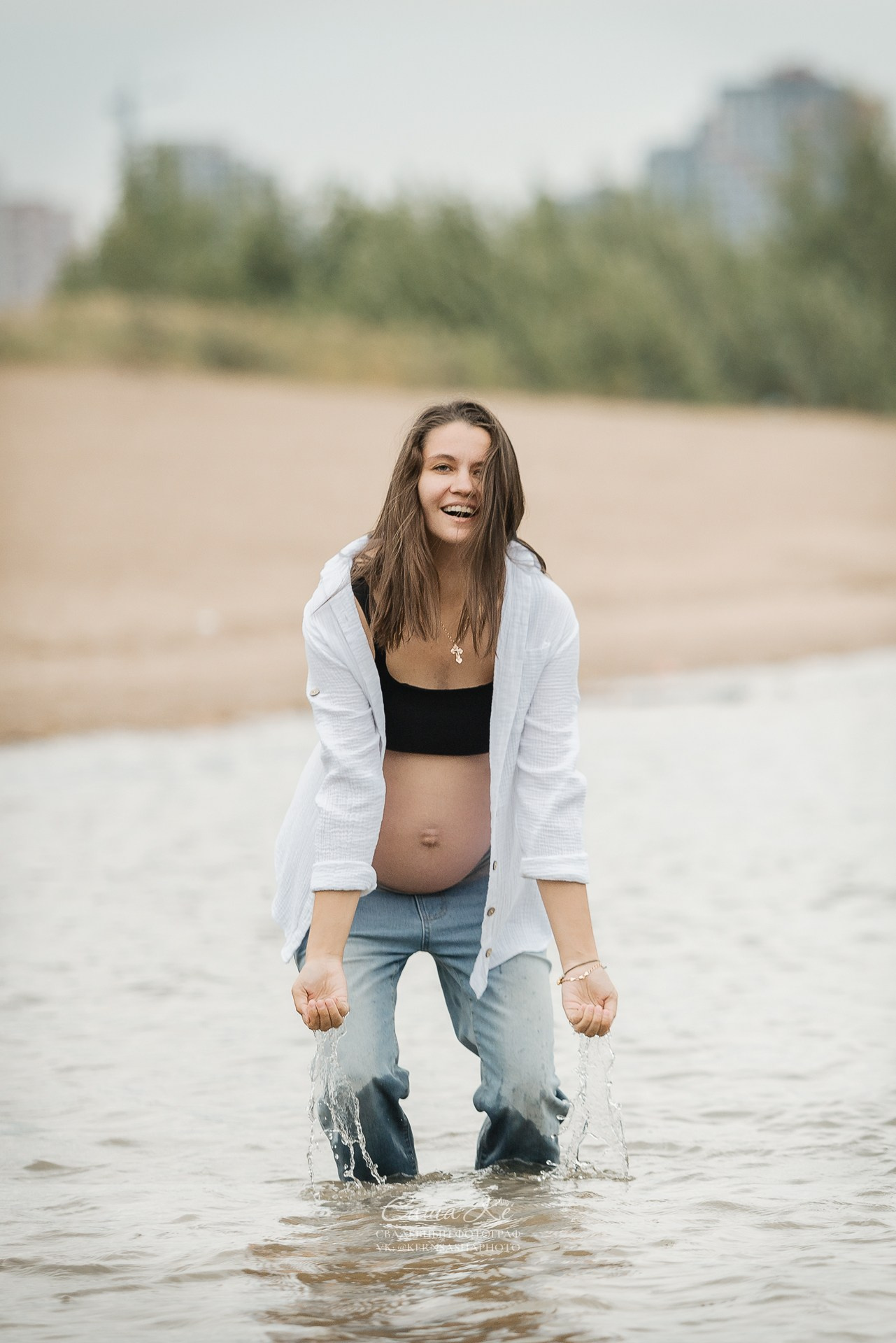 Беременная девушка на фоне моря, семейная фотосессия от Саши Кё, Новосибирск.