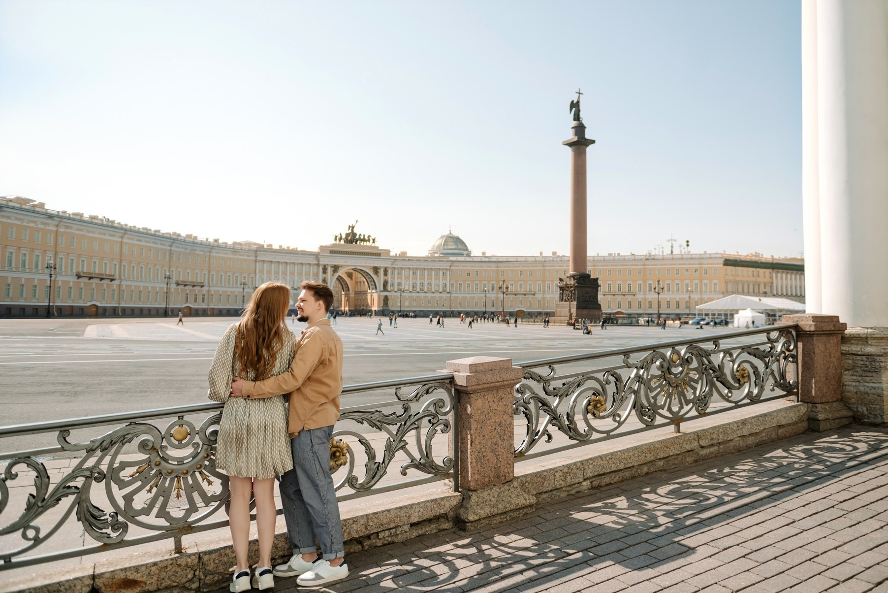 Фотосессия с парнем утром на Дворцовой площади