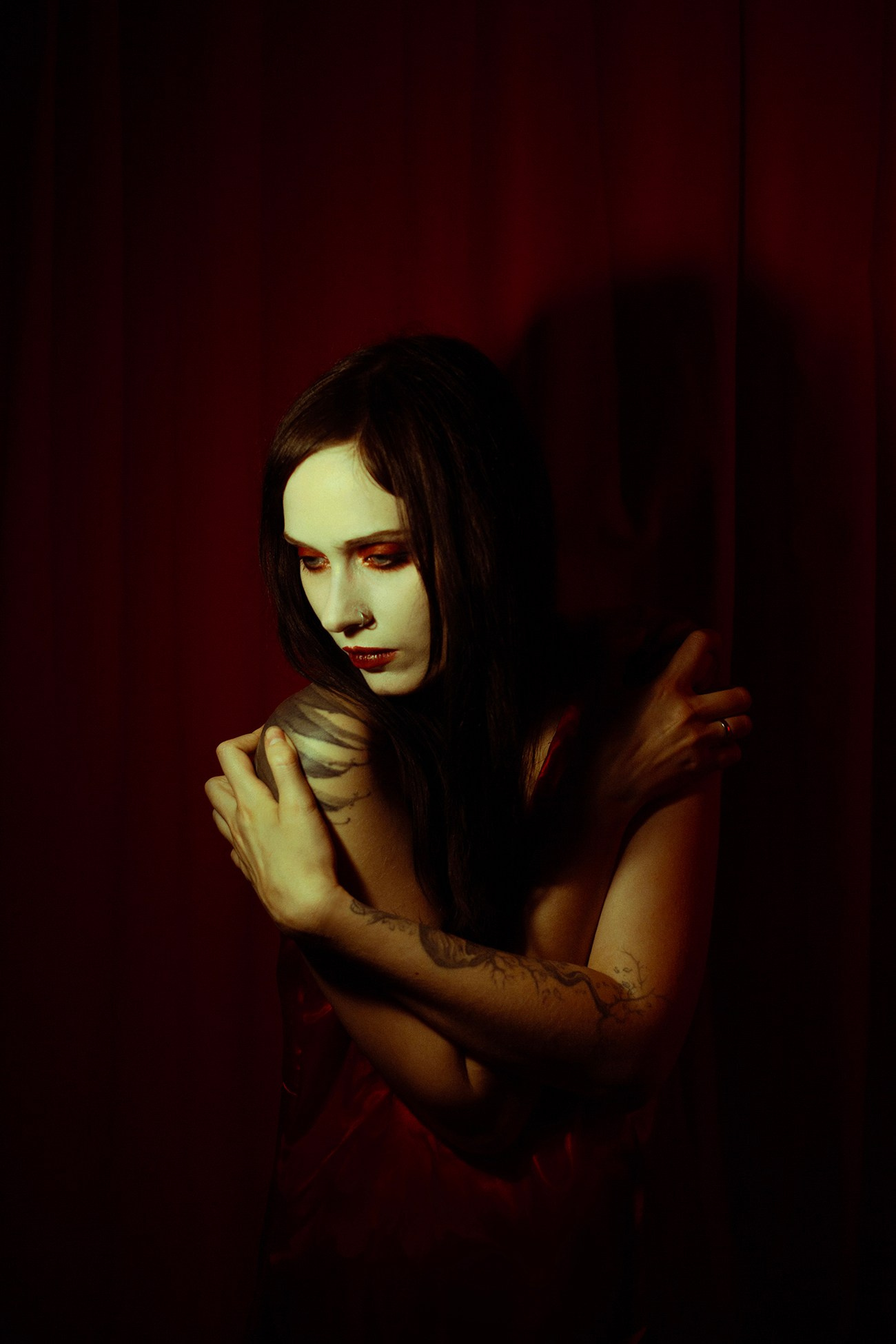 вампирский стиль, готическая съёмка, девушка на красном фоне, мрачные тона, яркость, портретная съёмка в стиле вамп, снимаю в Москве, фотопортрет, контровой свет, один источник света