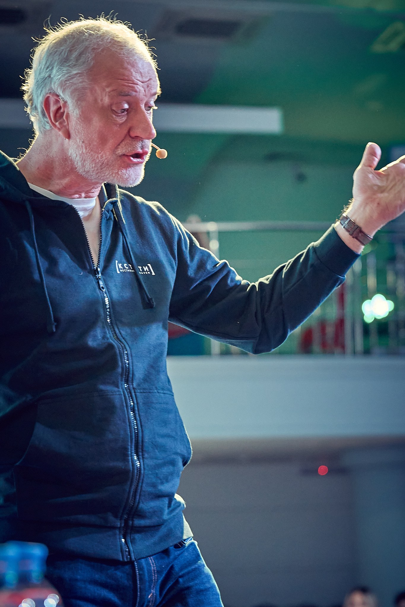 Спикер в контровом свете