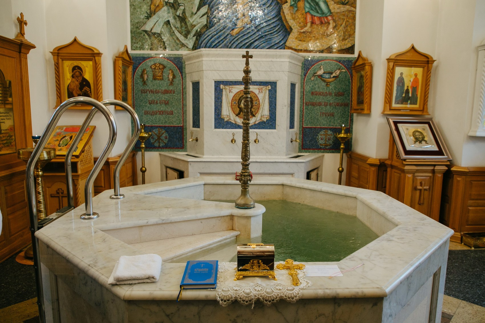 Спасская церковь, Всеволожск, крещение ребенка. Фотограф крещение венчание в Петербурге! Помогает подобрать храм и посоветовал душевного батюшку в СПб