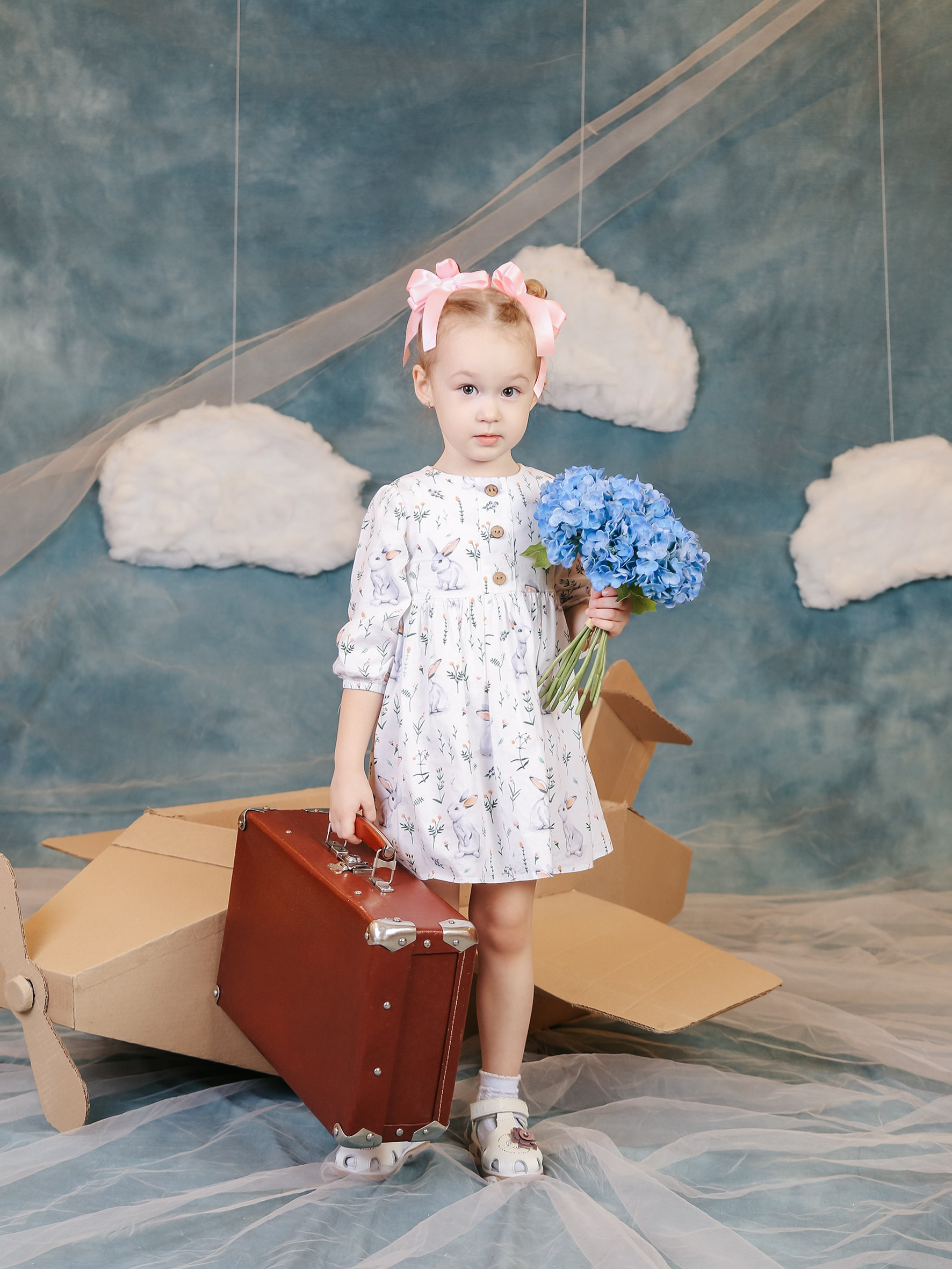 Общее фото в детском саду с выездным реквизитом в Тюмени. Выпускные альбомы в Тюмени для школ, садов, вузов спортивных секций