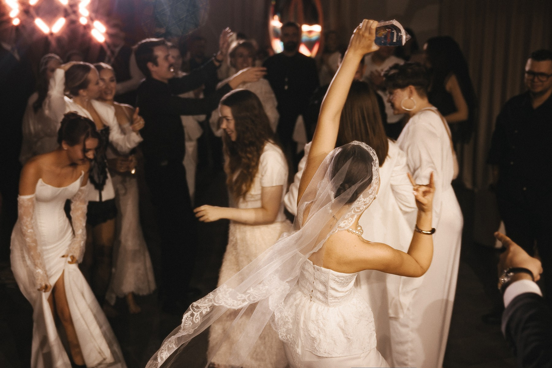 Фотограф на свадебную вечеринку Москва. VERSLIBRE | Свадебный и репортажный фотограф в Санкт-Петербурге, Москве, и Поволжье