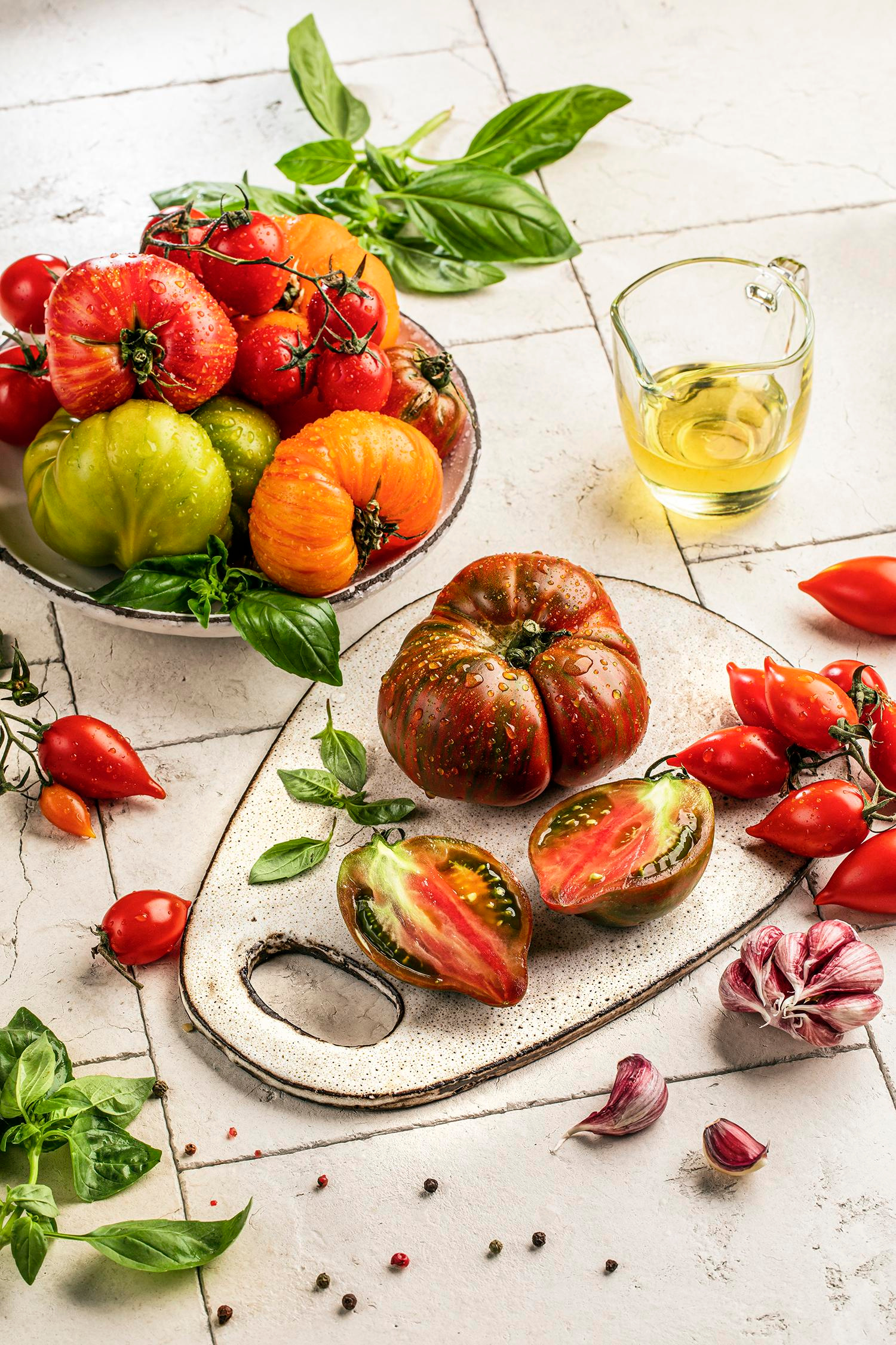 Помидоры на светлом фоне с капельками воды, 