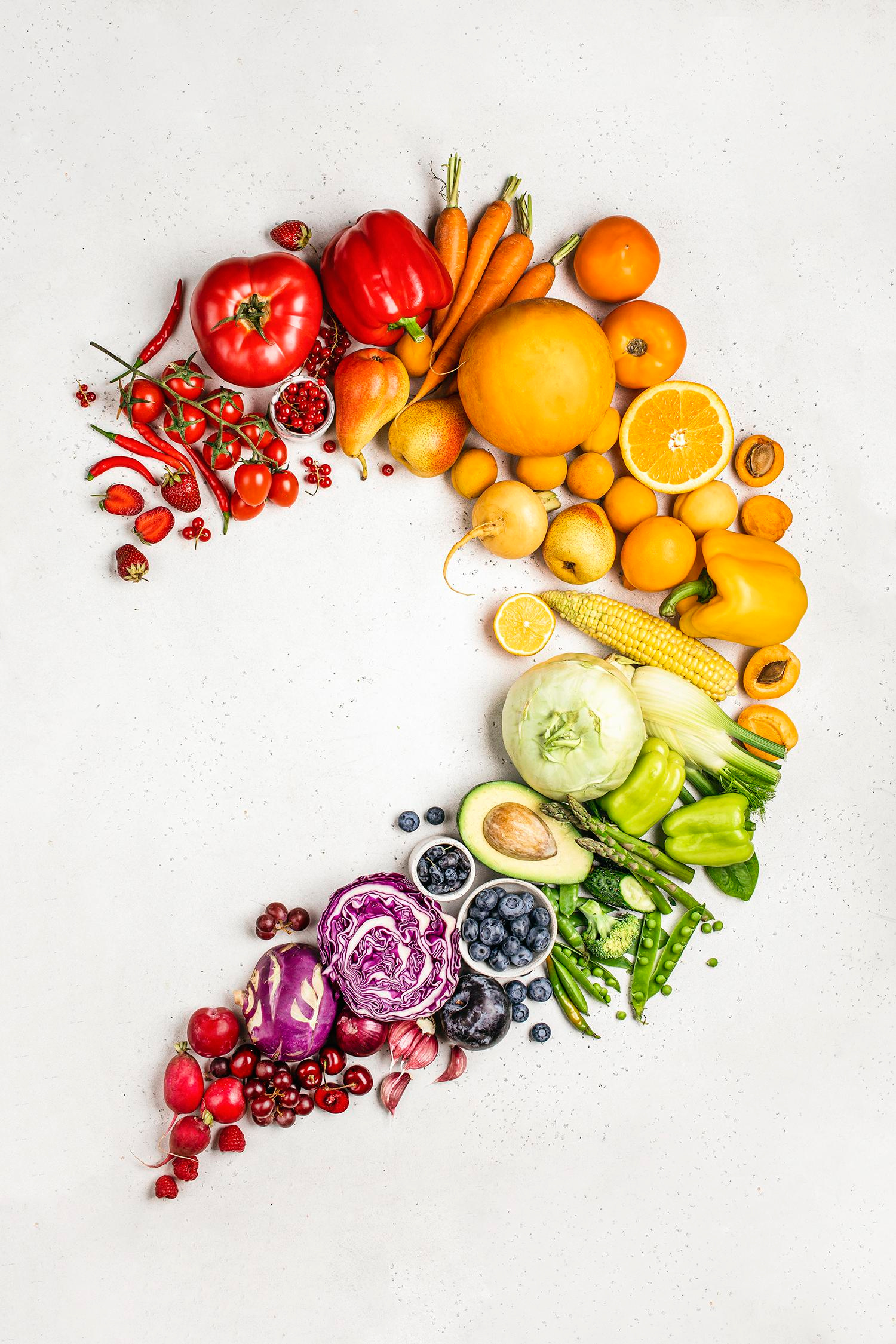 радуга из еды, радуга фитонутриентов, коммерческая съемка раскладок с овощами и фруктами, красивые овощи 