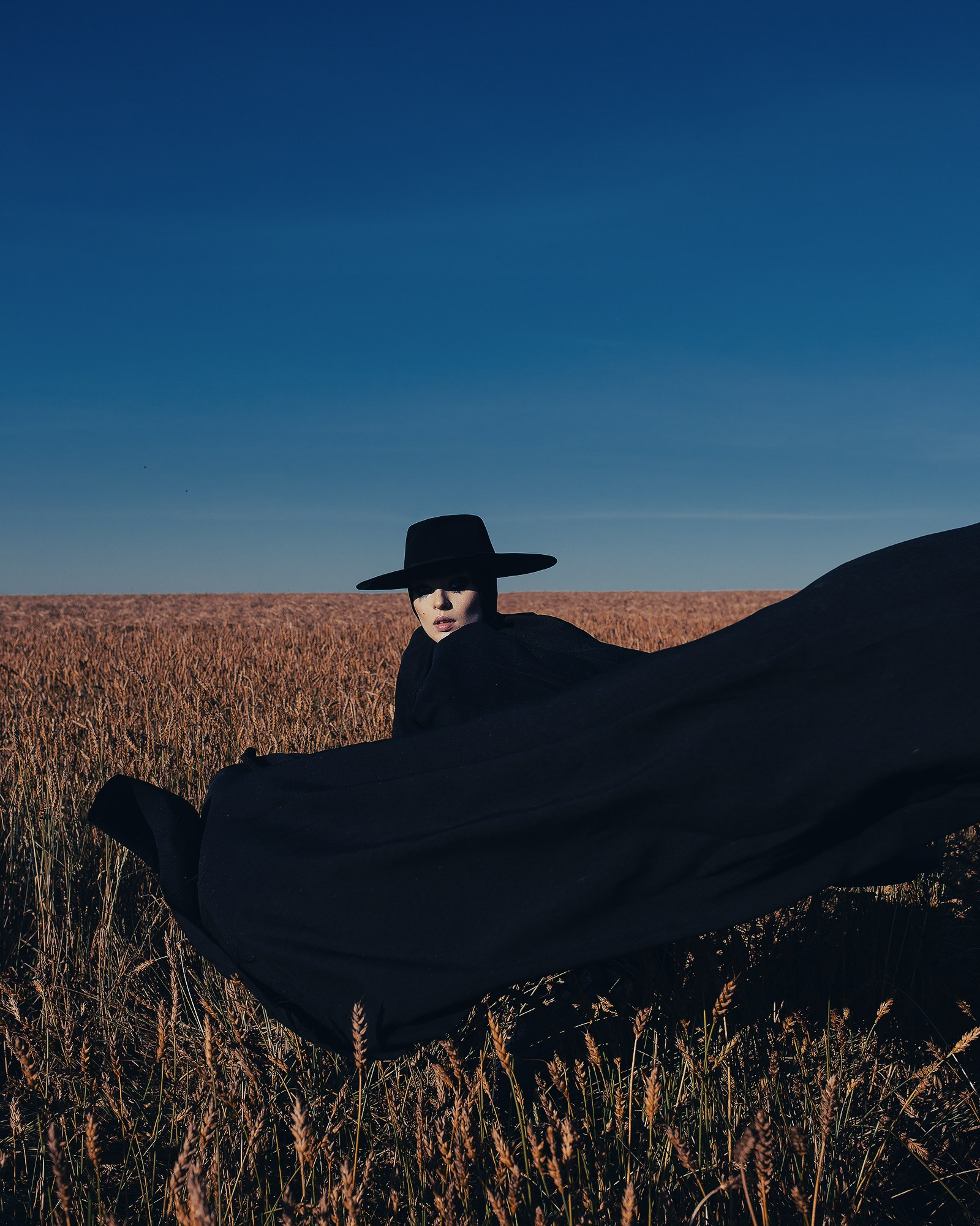 Екатерина. Плащ и шляпа. Фотограф Пётр Заболотский