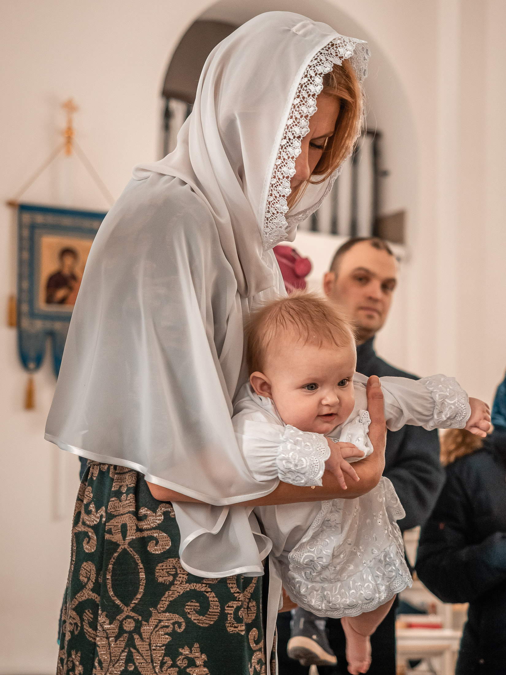 крещение девочки, что дарят на крестины девочке гости, что нужно перед крещением ребенка крестным, фотограф недорогой
