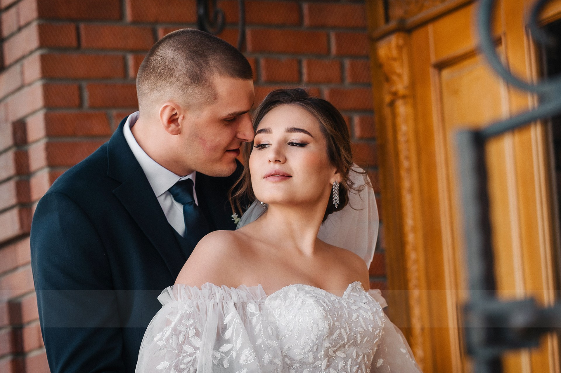 Саша Кё — свадебный фотограф из Новосибирска, создающий трогательные кадры для пар, ценящих искренность. Забронируйте дату свадьбы уже сегодня, чтобы сохранить эмоции навсегда.