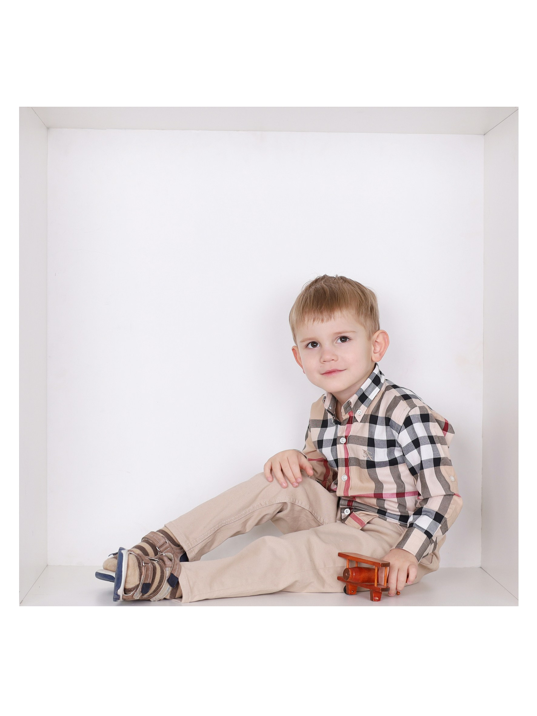 Общее фото в детском саду с выездным реквизитом в Тюмени. Выпускные альбомы в Тюмени для школ, садов, вузов спортивных секций