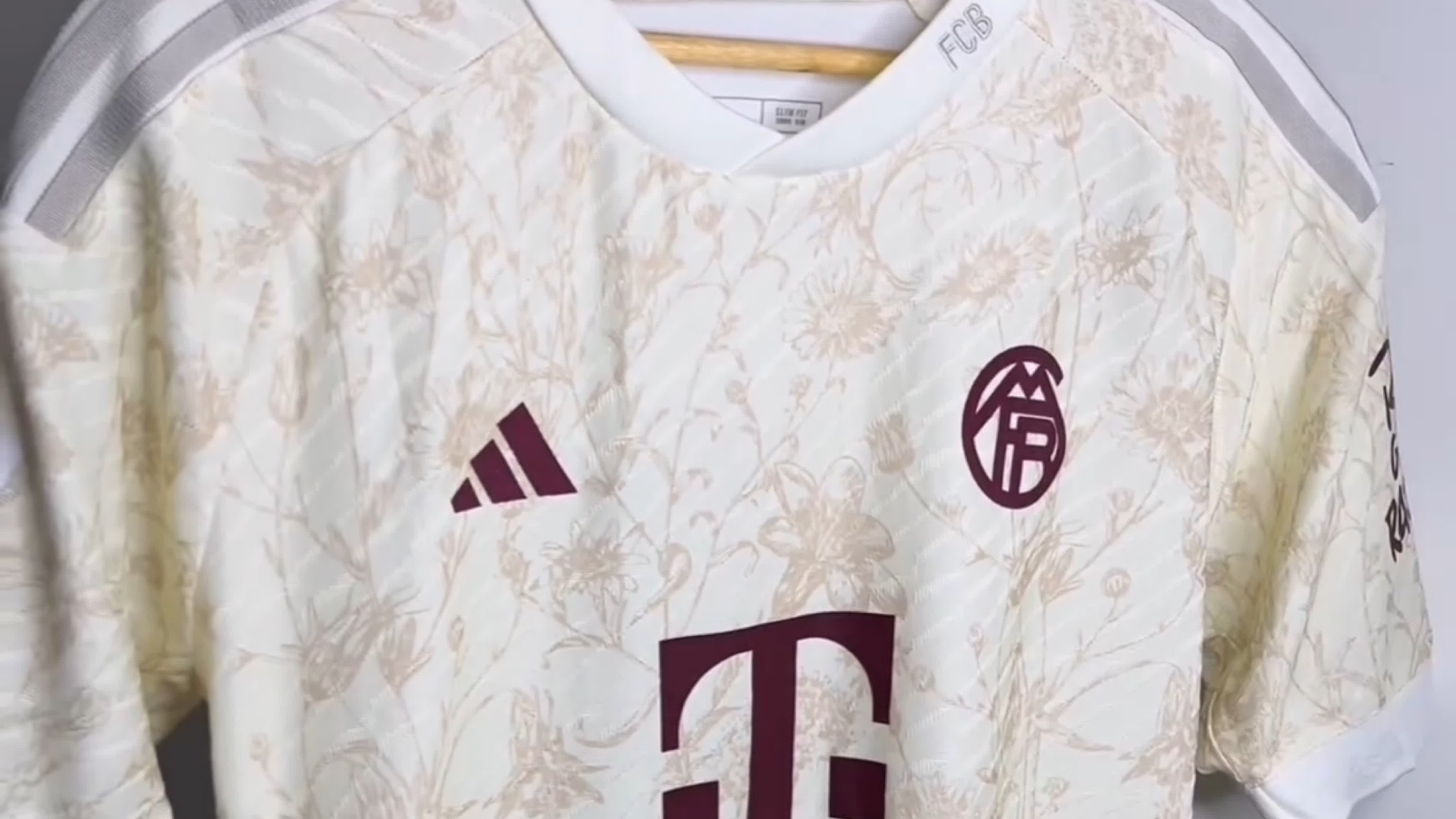 Видео обзор на футболку Баварии Мюнхен 2023-2024. Футбольный магазин — ssw_magazin