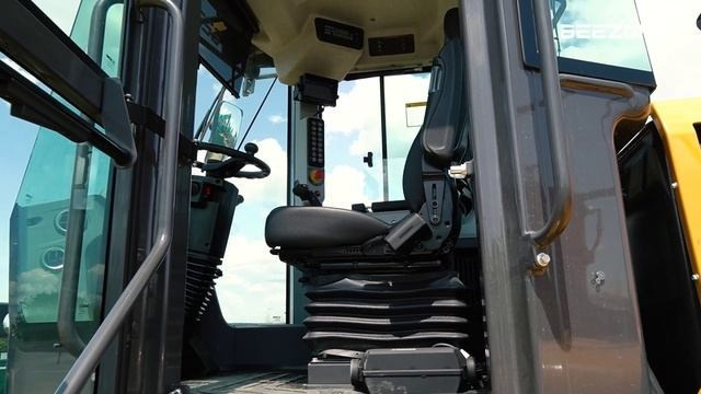 Обзор колесного бульдозера Beezone DL350. Продажа надежной спецтехники от компании СТИ в г. Новосибирск