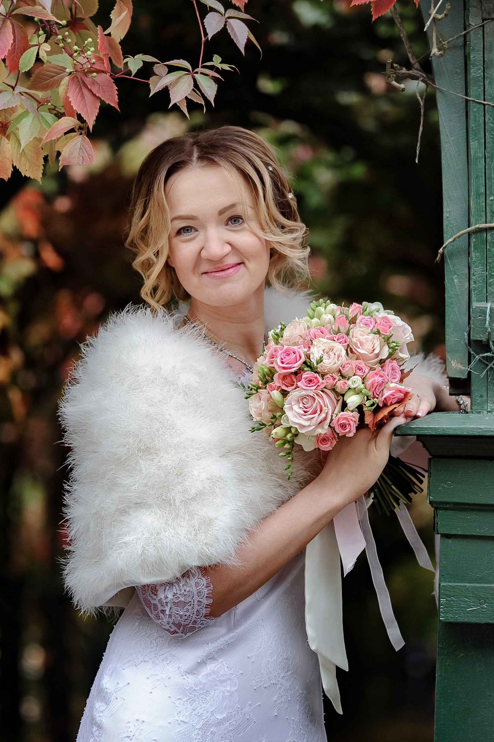 Фотосессия для жениха и невесты на свадьбе в Петергофе.