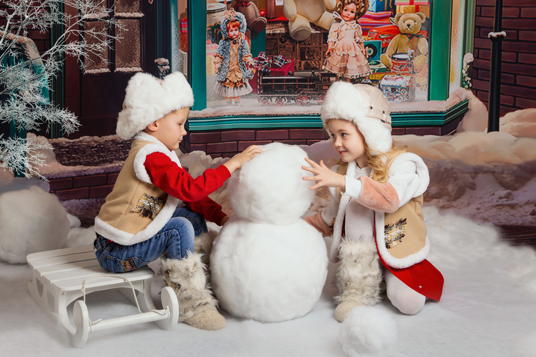Новогодняя костюмированная выездная фотосессия Магазин игрушек. Дети лепят снеговик.