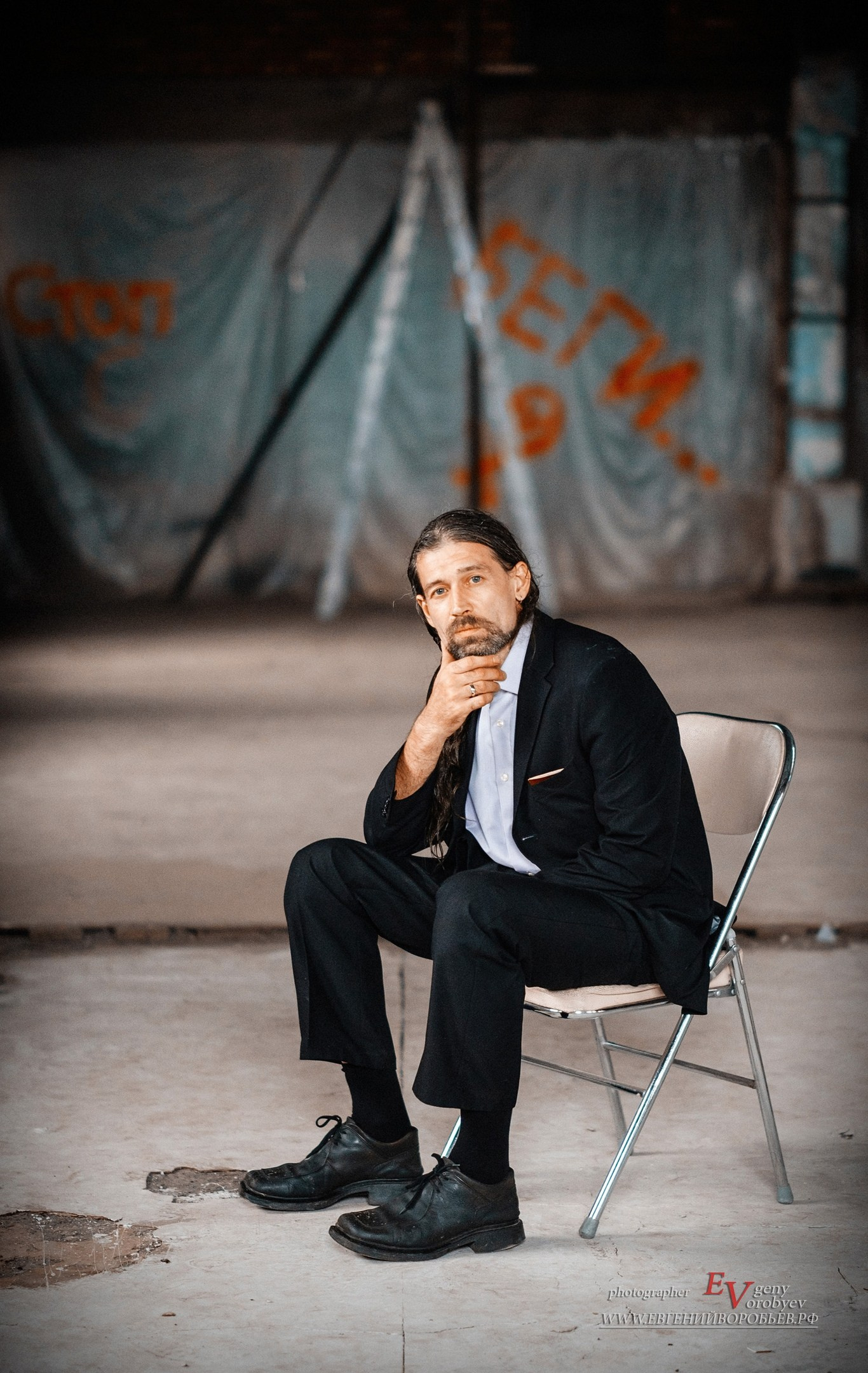 Свадебная фотосессия в фотостудии свадебный фотограф Красноярск цена заказать забронировать визажист причёска макияж стилист ведущий идея место пример фото позы для свадебной фотосесси в Красноярске