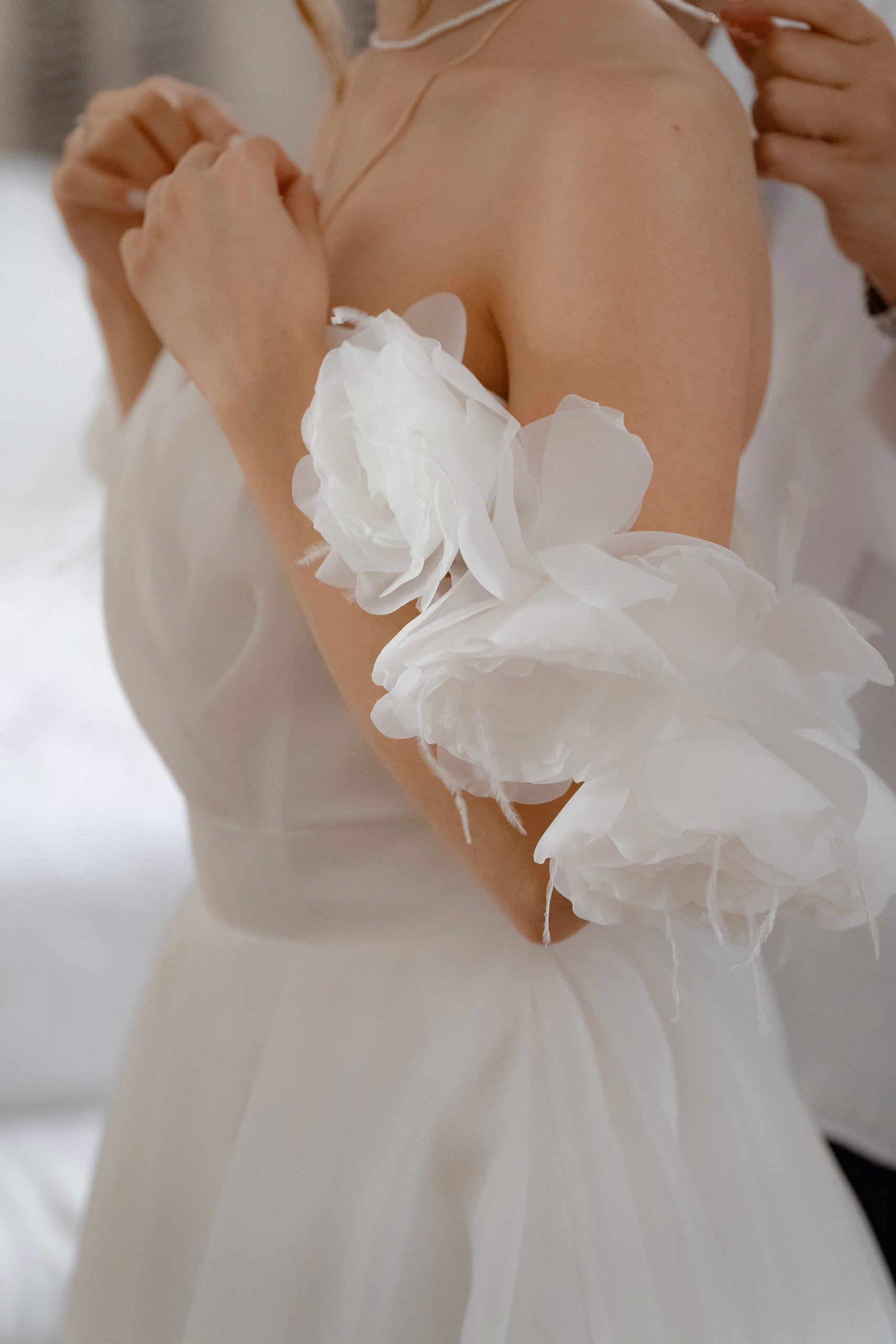 детали утро невесты платье невесты крупный план подготовка к свадьбе