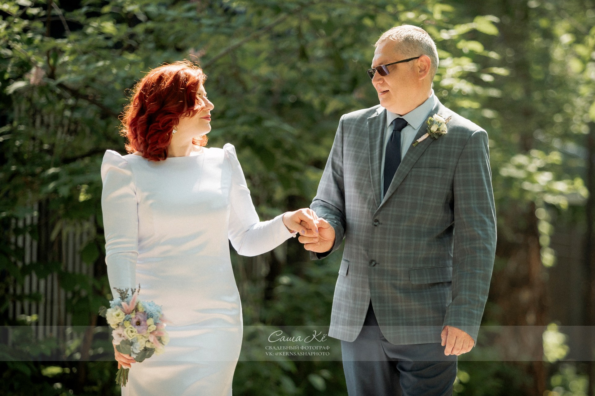 Невеста в белом платье и жених в костюме в Березовой роще