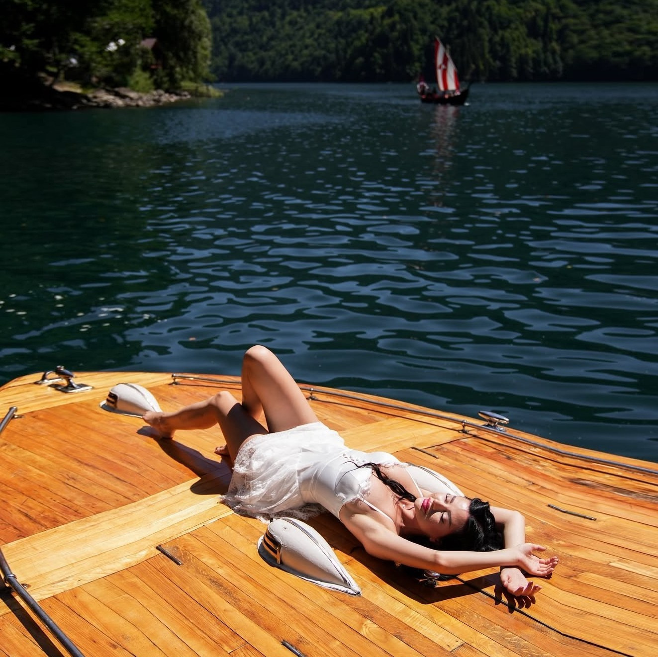 Авторские путешествия на красном кабриолете Lexus. Сочи, Адлер, Сириус, Красная Поляна, озеро Рица. Личный водитель и фотограф. Свадебный фотограф в Сочи и Адлере — Фотосессии на море и в горах | Виктор Рогулев