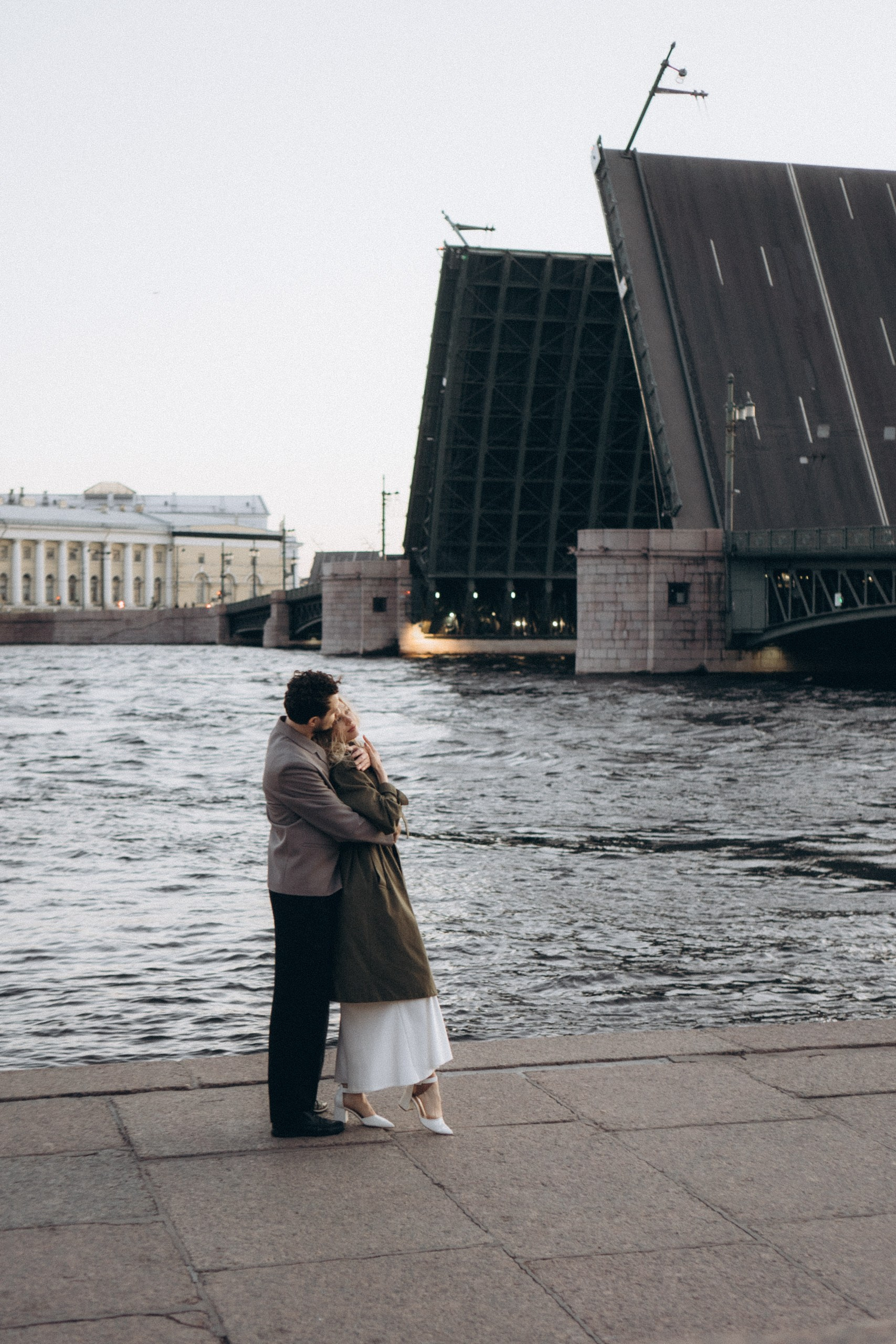 СВАДЕБНАЯ СЬЕМКА ПАРЫ НА РАССВЕТЕ В БЕЛЫЕ НОЧИ И ПРОГУЛКА С РАЗВОДНЫМИ МОСТАМИ И ПИКНИК ВОЗЛЕ ИСАКИЕВСКОГО СОБОРА. Профессиональный фотограф, Санкт-Петербург — Виктория Богомолова