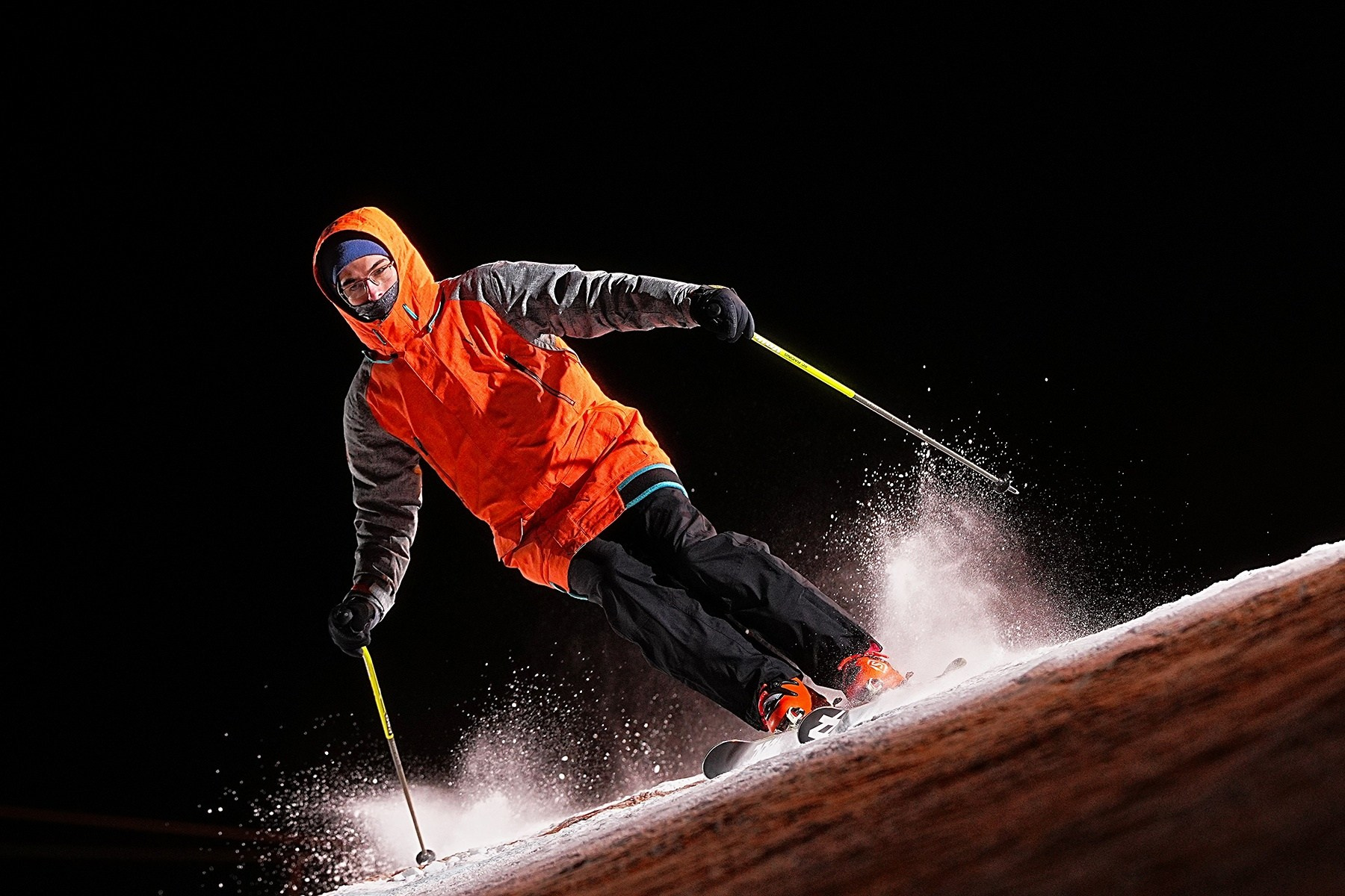 Вечерняя съёмка на склонах с использованием внешних вспышек. Фотограф Студитский Евгений