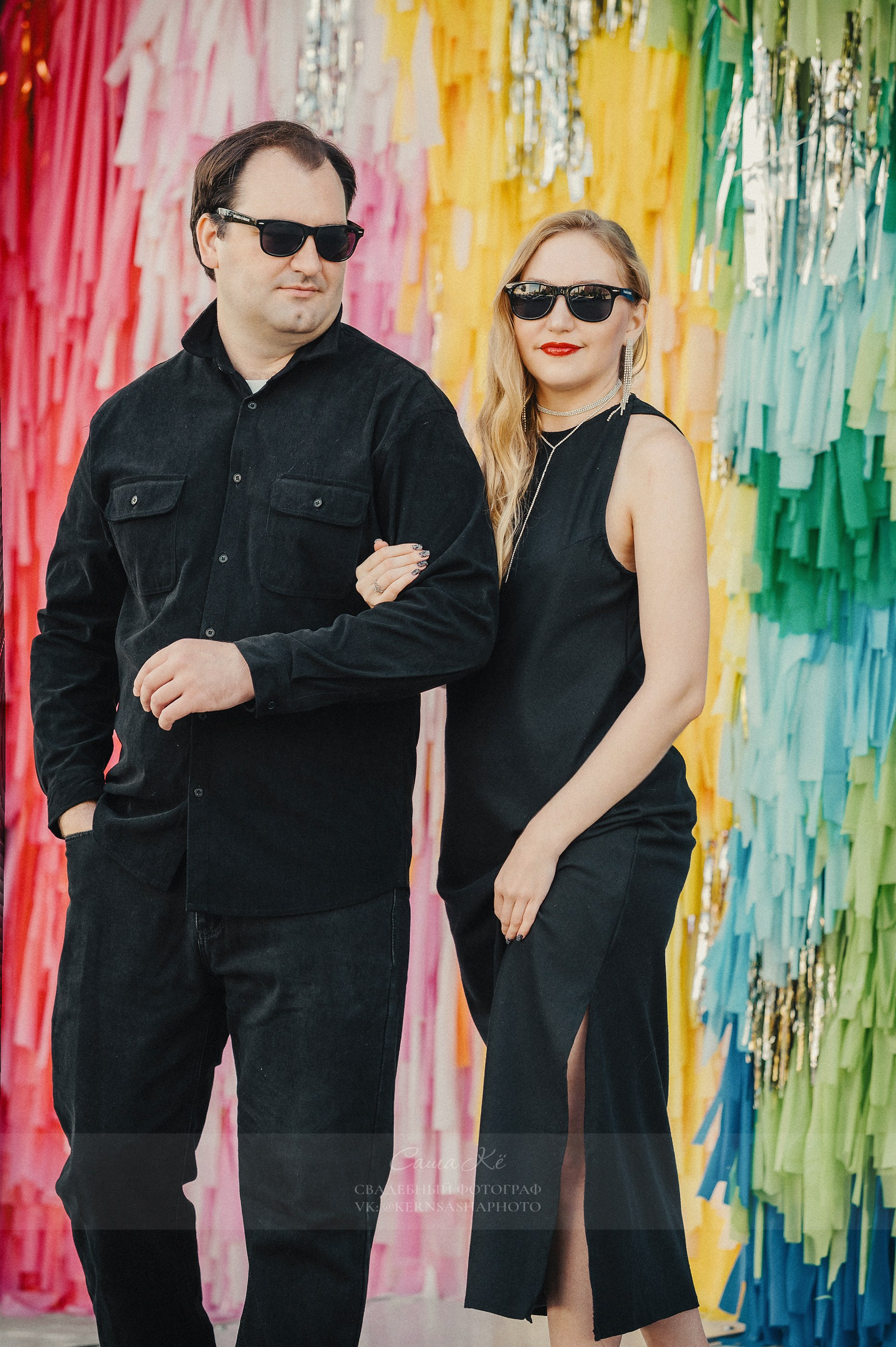 Молодожёны целуются на фоне осенней листвы